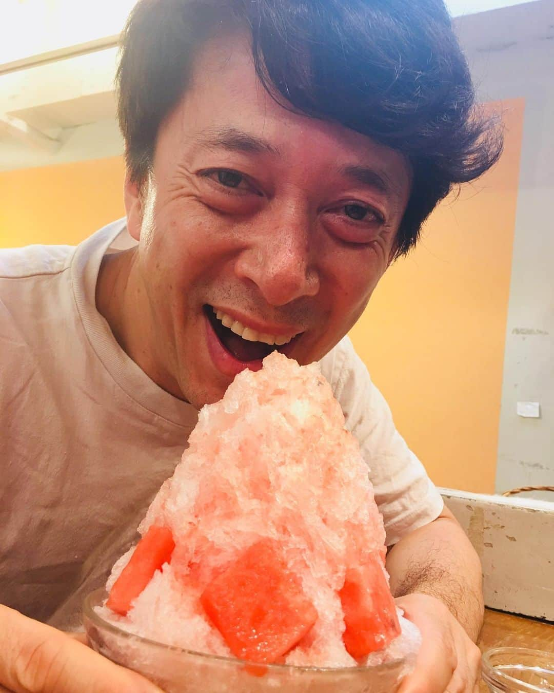 西川忠志さんのインスタグラム写真 - (西川忠志Instagram)「すいかカキ氷  数日前に行きました山口果物さん！ 美味⭐️美味⭐️最高‼️に美味しかった😋 すいかカキ氷🍧 氷にかかっている果汁も💯%すいか果汁🍉！ 他にも色々なフルーツカキ氷がございました！  私！とにかく！フルーツ‼️大‼️大‼️大好き‼️人間で ございます！  ちなみに底には上品に、バニラアイスも入っておりました！  #山口果物 #すいかカキ氷 #すいか #カキ氷 #大阪グルメ  #大阪スイーツ #西川忠志 #吉本新喜劇 #よしもと新喜劇 #美味しい #フルーツ #果物 #果物屋 #ありがとうございます #感謝 #ありがとう #💯 #西瓜 #果汁 #🍉 #フルーツ大好き #フルーツ大好き人間 #バニラアイス #アイスクリーム #アイス #上品 #shavedice #snowcone #watermelon」8月1日 23時17分 - nishikawa_tada