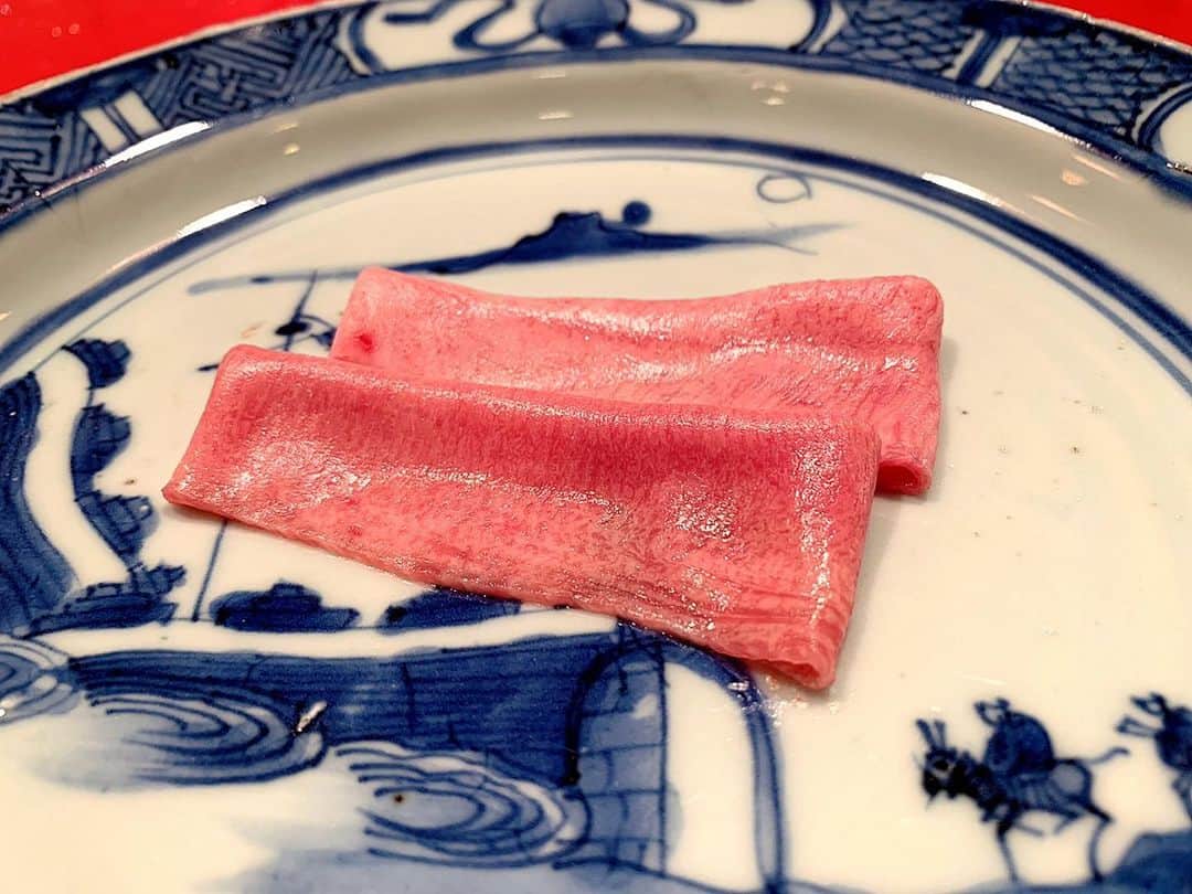 百合華さんのインスタグラム写真 - (百合華Instagram)「京都祇園にあるミシュラン一つ星の肉割烹の最高峰『にくの匠 三芳』でディナータイム🍽🎶﻿ ﻿ 今回は百合譁の好きな神戸牛のシャトーブリアンコース🥰﻿ ﻿ 『川岸牧場』から仕入れておられる最高級のお肉と旬の食材とのコラボレーションをライブキッチンで楽しむ事が出来るカウンター席を強く希望して良かったです💕﻿ ﻿ お料理の続きはまた次回UP致します✨﻿ ﻿ #京都﻿ #祇園﻿ #にくの匠三芳﻿ #三好﻿ #肉割烹﻿ #肉割烹料理﻿ #神戸牛﻿ #シャトーブリアン﻿ #最高級﻿ #旬の食材﻿ #コラボレーション﻿ #ライブキッチン﻿ #カウンター席」8月1日 14時24分 - yurika.lovelily