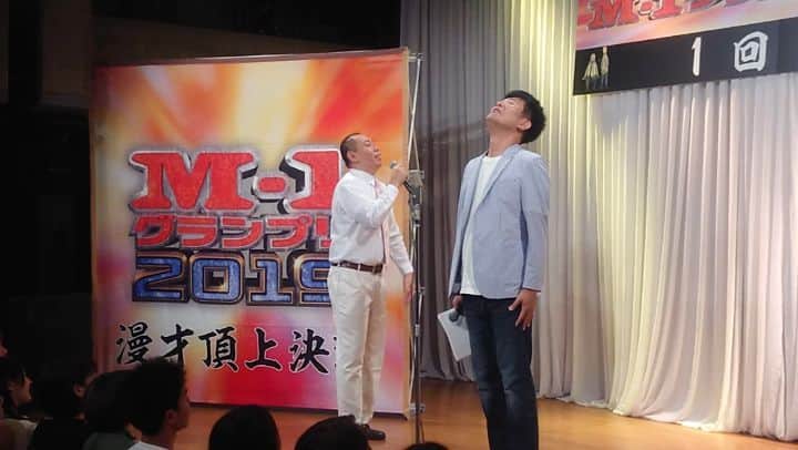 のインスタグラム：「M-1グランプリ2019初日、開演しました！MCは「レギュラー」。本日は104組が出場予定。当日券500円で販売中です。 約4時間半の熱い戦い、ご期待下さい！ #M1 #M1グランプリ  #レギュラー #気絶 #開幕  #お笑い #漫才」