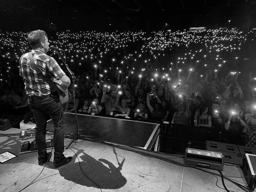 Jimmy Eat Worldさんのインスタグラム写真 - (Jimmy Eat WorldInstagram)「Phoenix. Best crowd of the tour hands down. Thanks for always being there for us. We love you guys.」8月1日 14時38分 - jimmyeatworld