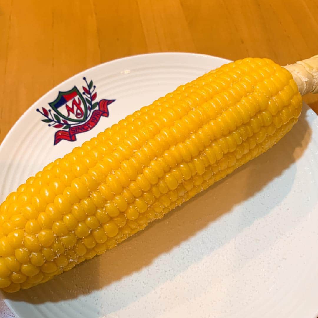 野間美由紀のインスタグラム：「お昼ご飯はとうもろこし🌽」