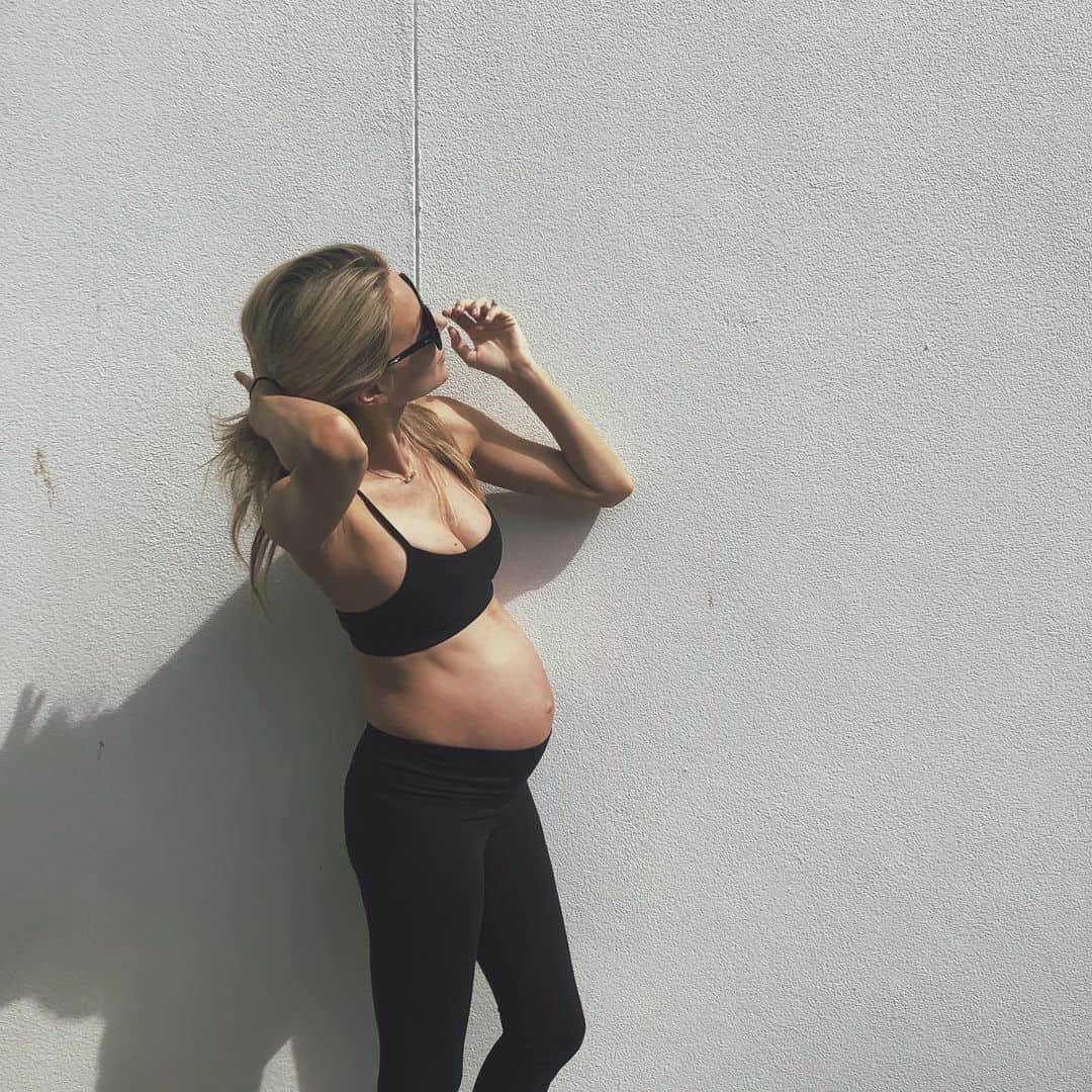 ジェニファー・ホーキンスのインスタグラム：「Yesterday. Ohhh she’s popped! 🥰🥰🥰」