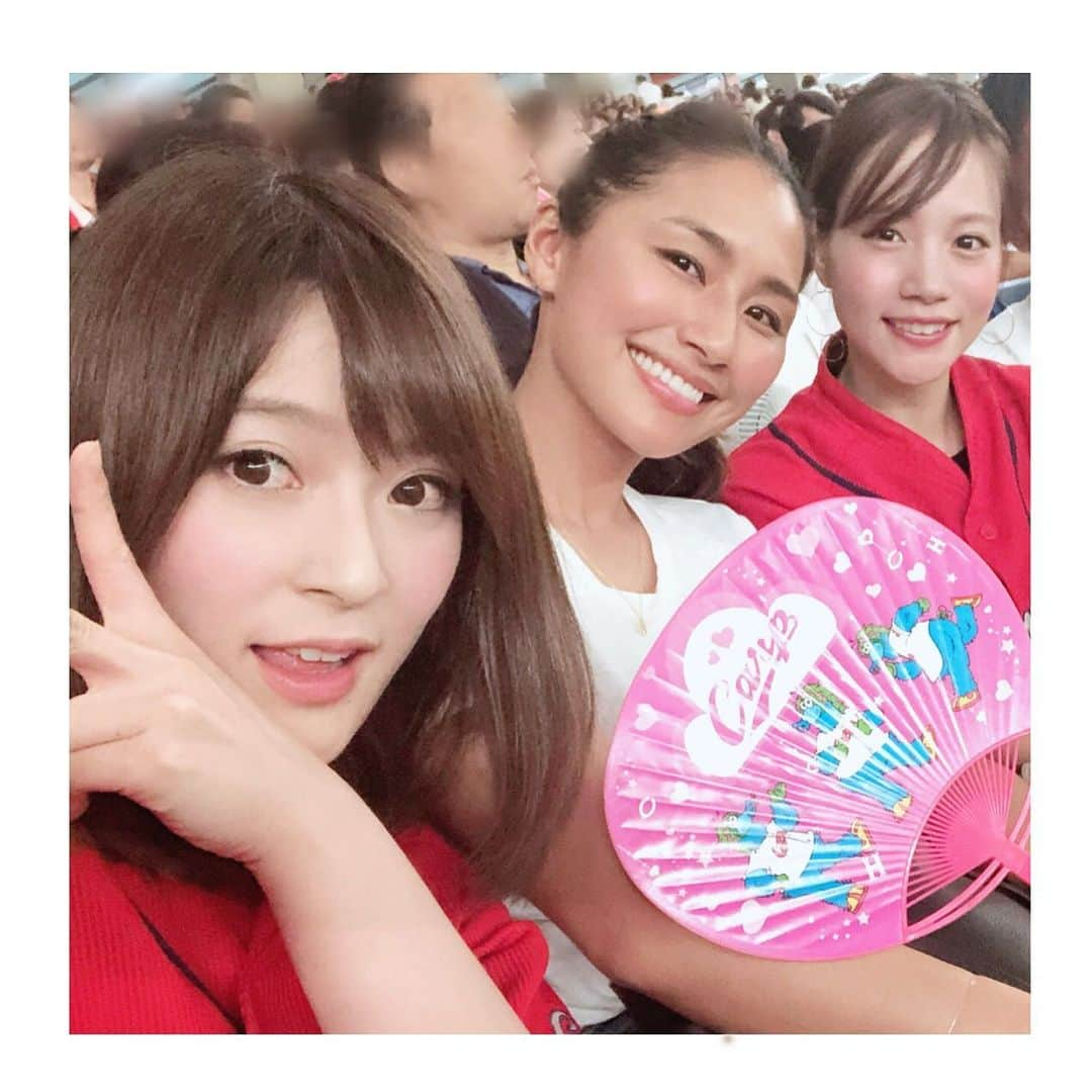 古田ちさこさんのインスタグラム写真 - (古田ちさこInstagram)「二戦目勝った〜🎏💕 えりちゃんと野球観るの久しぶり✨ 西川選手と菊池選手の初回先頭1.2連続弾凄いね🙌 西川選手は月間4本目の先頭打者弾で球団新記録だそうです❣️ そして自身初の二桁台へ✨ いいねえいいねえ明日のカープ担ってくれえ🤗🎏 ヒーローは8勝目を挙げたジョンソン投手🎶 なぜかまた動画スローで撮ってしまったよ…なぜなんだ…🤢 ジョンソン投手のバッティングをスローで、どうぞ👐 今カードにはスラィリーも来ていました⭐︎夏休み中の子どもたちに大人気✨ ヒーロー待ちのスラィリー可愛いです❤️ . #カープ観戦2019#野球観戦#carp#カープ#広島カープ#広島東洋カープ#クリスジョンソン#ナイスピッチング#スラィリー#slyly#東京ドーム#tokyodome#こいほー#野球女子#カープ女子#野球好き女子」8月1日 14時51分 - chisakofuruta