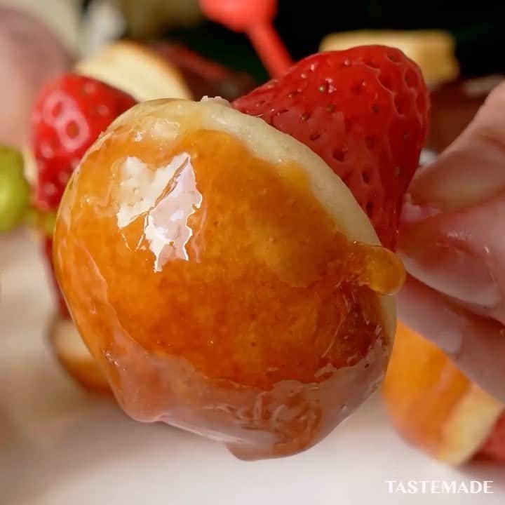 のインスタグラム：「【アッツアツを召し上がれ💕】たこ焼き器でふわふわチョコフォンデュ🍫⠀⁠⠀ ⠀⁠⠀ スマホアプリはレシピを簡単に探せるよ📲⠀⁠⠀ ダウンロードはプロフィールのURLをクリック👆⠀⁠⠀ ⠀⁠⠀ ■材料⠀⁠⠀ ⠀⁠⠀ 《ベビーカステラ》⠀⁠⠀ ホットケーキミックス　150g⠀⁠⠀ 牛乳　100ml⠀⁠⠀ 卵　1個⠀⁠⠀ ⠀⁠⠀ 《チョコフォンデュ》⠀⁠⠀ コーティングチョコレート（ブラック・ホワイト・いちご）　適量⠀⁠⠀ ⠀⁠⠀ 《カラメル》⠀⁠⠀ グラニュー糖　小さじ4⠀⁠⠀ 水　小さじ2⠀⁠⠀ ⠀⁠⠀ 《トッピング》⠀⁠⠀ いちご　4個⠀⁠⠀ バナナ　１cm幅4個⠀⁠⠀ 栗の甘露煮　4個⠀⁠⠀ クリームチーズ　キューブ4個⠀⁠⠀ ⠀⁠⠀ ■手順⠀⁠⠀ ⠀⁠⠀ 【事前準備】⠀⁠⠀ ・たこ焼き器に油を薄く塗っておく⠀⁠⠀ ⠀⁠⠀ 1. コーティングチョコレートをそれぞれ細かく砕く⠀⁠⠀ 2. ボウルにベビーカステラの材料を入れて、混ぜ合わせる。⠀⁠⠀ 3. 中火で温めたたこ焼き器の2個分にカラメルの材料を加え、ふつふつと大きな泡が出るまで加熱する。⠀⁠⠀ 4. たこ焼き器に2の生地を16個分、6分目まで流し入れる。⠀⁠⠀ 5. 弱火で8分ほど焼き、ベビーカステラが８割ほど焼き固まったらトッピングの材料を埋め込み、さらに２分ほど焼く。⠀⁠⠀ 6. 火を止め、中央に2個分ずつコーティングチョコレートを加えて、余熱で溶かす。⠀⁠⠀ 7. 焼けたベビーカステラにピックを刺して、チョコレートやカラメルをディップして食べる。⠀⁠⠀ ⠀⁠⠀ #food #foodie #cooking #recipe #tastemade#japan #japanese #japanesefood #sweets #dessert #takoyakimaker #chocolate #fondue #caramel #castella⠀⁠⠀ ⠀⁠⠀ #料理 #クッキング #レシピ #おうちご飯 #おうちごはん #おうちカフェ #スイーツ #デザート #おやつ #お菓子作り #ベビーカステラ #チョコフォンデュ #カラメル #たこ焼き器⁠⠀ ⁠⠀ ⁠⠀ #テイストメイドジャパン をつけて投稿してね❤️⁠⠀」