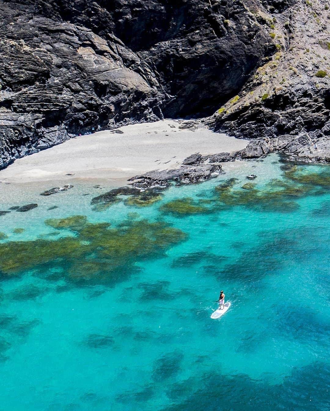 Australiaさんのインスタグラム写真 - (AustraliaInstagram)「@officialfleurieupeninsula’s sparkling clear water blue us away. 🤯 @jesse_ehlers enjoyed a paddle between #RapidBay and #SecondValley, a stretch of coastline in @southaustralia that’s popular for swimming, SUP boarding and diving. A 1.5-hour drive from Adelaide, pack a picnic with you to enjoy on the long sandy beaches under the towering cliffs. Keep an eye out while you’re on the water and you might spot some fur seals and sea dragons that call this area home.  #seeaustralia #southaustralia #fleurieupeninsula #travel #landscapephotography」8月1日 15時00分 - australia