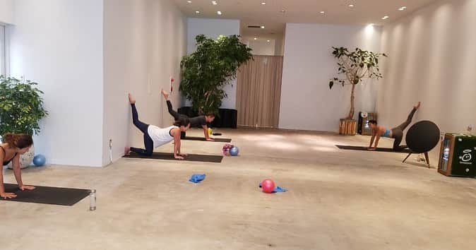 のインスタグラム：「昨日は @the_third_commune での レッスン最終日でした🙌 広い壁を活かして、 私は壁Yoga&呼吸法とダイナミックに体を使いメンタル強化Yogaを担当👍 @sun3smile3 真子先生と コラボさせて頂き、 素敵なレッスンを私も学ばせて頂きました🙏 ユニークなお客様もご参加くださり、出逢いにまた感謝が増えるばかり😊 レッスン後には、 皆さんと @800degrees_japan で ピザパーティー🍕🙌w 沢山の刺激とパワーをこちらが頂きました‼️ こちらのレッスンスタジオでは、 ヨーロッパNo.1※1、おいしさ100%スムージー“イノセント”をプレゼント🎁 ●ヨーロッパNo.1  イギリスから始まり、 現在ヨーロッパ23カ国で販売。 イノセントはヨーロッパで売上No.1のスムージーブランドです。 ●おいしさの秘密  通称「フルーツチーム」と呼ばれる専門チームが世界30カ国以上の生産地を訪ねて見つけてきたおいしいフルーツを、 絶妙なバランスでブレンド。 だから、 おいしい。 ●100%  果汁100%または果汁・野菜汁100%。 濃縮還元果汁は入っていません。 甘味料、 合成着色料、 増粘剤は一切使用していません。  こんな素敵な空間で Yogaを担当させて頂き ご縁を下さりありがとうございました😊スタジオプロデューサー @tama_smile Tamaoさん。 心より感謝致します。 そして レッスンを一緒に担当して下さった @sun3smile3 真子先生 本当にありがとうございました‼️ #表参道 #素敵空間  #yoga #studio #thethirdcommune #pizza #800degrees」