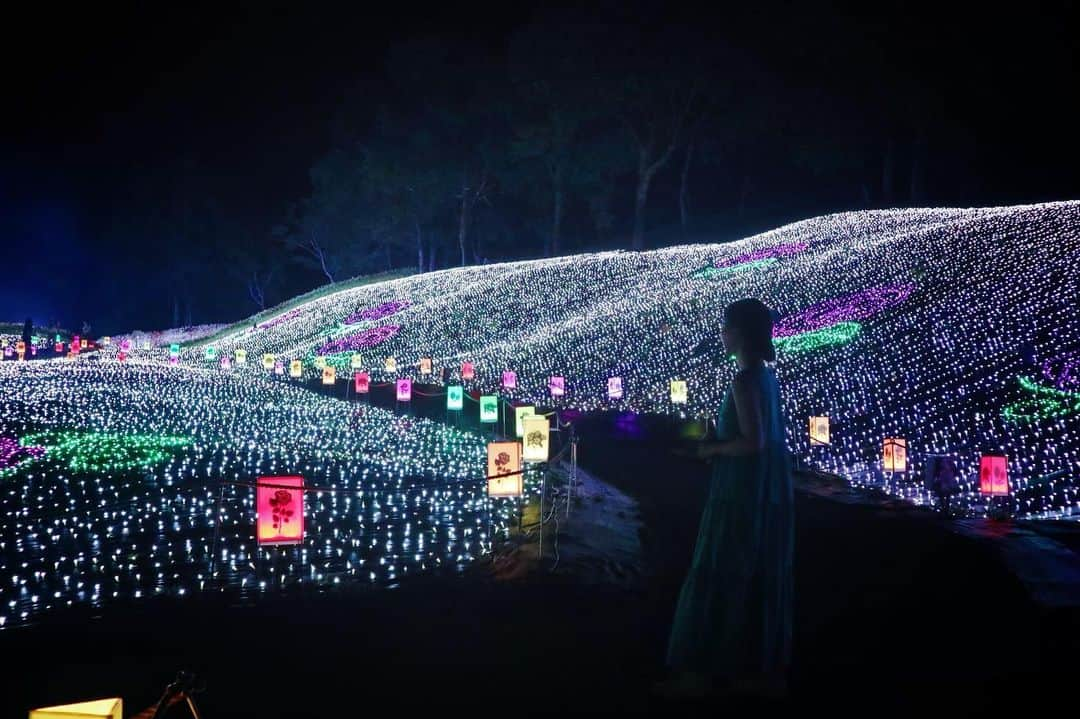 リナさんのインスタグラム写真 - (リナInstagram)「お一人様旅 in新潟県 🚄 . 義理の実家がありながら、 観光は初❗️ . 今回泊まった、APA RESORT 上越妙高で行われていた #アパリュージョン2019 がメチャメチャ綺麗だったの🌈 . ナイトサファリをイメージしたイルミネーションや、 世界の絶景が映し出されるプロジェクションマッピングがあって、 圧倒されちゃった！ . 子連れにも優しいホテルだったから、 いつか家族で来たいなぁ〜❤︎ ................................................ #夜景が綺麗 #夜景ポートレート #夜景 #イルミネーション #プロジェクションマッピング #アパホテル #アパリゾート上越妙高 #新潟観光 #新潟旅行 #ひとりたび #一人旅女子 #タビジョと繋がりたい #たびじょ #アパリュージョン2019」8月1日 15時10分 - 1010koki0218