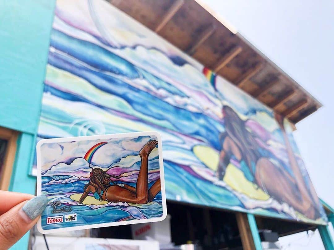 ラレイアのインスタグラム：「🌺 やっと梅雨も明けて夏本番になりましたが、今年の夏はぜひ逗子海岸までお越し下さい😍🌈 ・ 今逗子海岸で人気の海の家 Tomos @tomostomo ではColleen Wilcoxのウォールアートも展開中です🧡 ・ さらにTomosでご飲食1回につき¥2,000（税込）以上のご利用で、オリジナルColleen Wilcoxデザインステッカーをプレゼント中！ こちらもGetして下さいね🌴✨ ・ 大好評のインスタキャンペーンも実施中なのでぜひご参加ください😊💞 ・ ・ ・ ・ ↓↓↓インスタキャンペーンについてはこちら↓↓↓ ・ フォトスポットで撮った写真に @laleia_official をタグ付け！ #cw_zushi をタグ付けして投稿してください🧡 ・ 選考後 ＠laleia_official でリポスト致します！ 9/2(mon)-9/8(sun)までにいいね数が多かった方上位3名様にColleen Wilcox豪華商品をプレゼント🌴💞 1位に選ばれた方にはColleen Wilcox商品3万円分プレゼント😍 ※発表は9/9(mon)にDMでのご連絡を持って返させていただきます。 ・ 皆さまのご参加お待ちしております！ @laleia_official  @colleenwilcoxgallery_jp  @tomostomo  #colleenwilcox #hawaii #art #wallart #interiordesign #photogenic #atre #beach #surf #laleia #インスタ映え #映え #sns映え #逗子 #海の家 #ウォールアート #キャンペーン #応募 #ウォールアート #アトレ #サーフ #ビーチ #ハワイ #フォトジェニック」