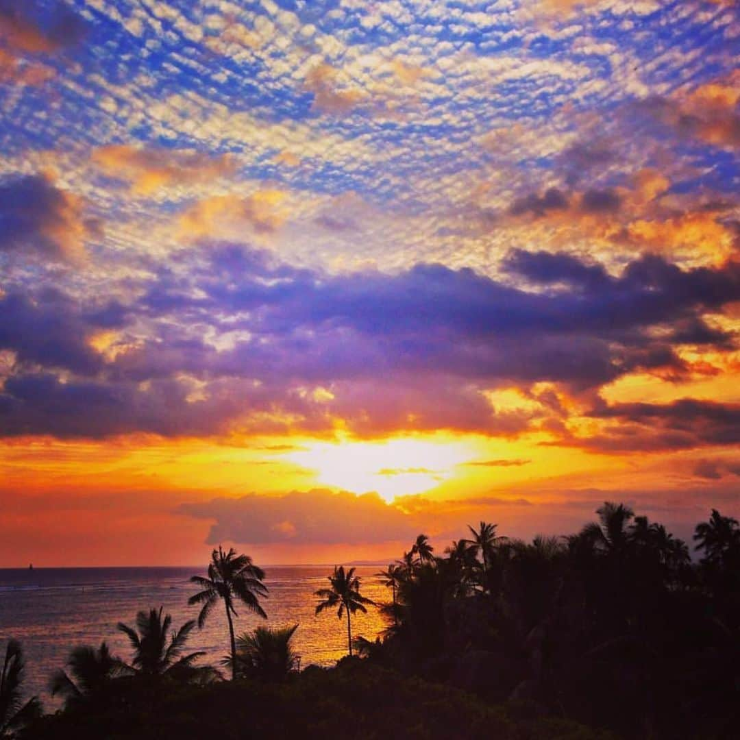 Trump Waikikiさんのインスタグラム写真 - (Trump WaikikiInstagram)「It’s a spectacular Hawaiian sunset as seen from our Infinity Pool deck. #trumpwaikiki #waikikihotels #fivestarhotelhonolulu #luxurytravel #familytravel #sunsets #paradise #neversettle #hawaii #lethawaiihappen 📷:@megukoda  インフィニティプールからのサンセット。#トランプワイキキ #インフィティプール #サンセット #ファミリーバケーション #ラグジュアリートラベル #ハワイ #ワイキキ #パラダイス」8月1日 15時19分 - trumpwaikiki