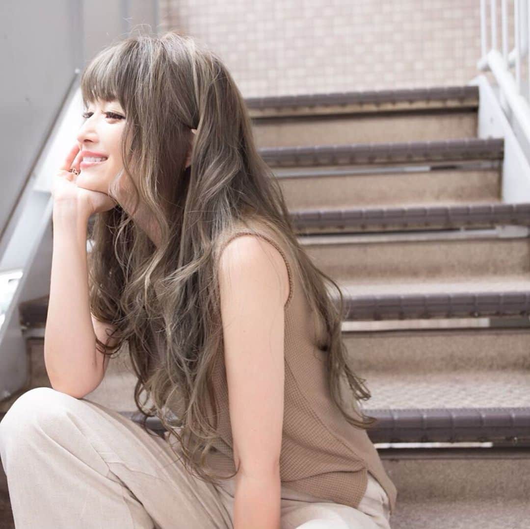 のインスタグラム：「ㅤㅤㅤㅤㅤㅤㅤㅤ﻿ ㅤㅤㅤㅤㅤㅤㅤㅤ﻿ まだ私が高校生の頃﻿ 服を何かしら自分流にアレンジするのが好きで﻿ ﻿ 長袖のデニムシャツの袖を﻿ ビリビリと破いて﻿ デニムのベストみたいにした事がある。﻿ ﻿ ﻿ 想像つきますか？﻿ ﻿ ﻿ ﻿ ﻿ ﻿ ﻿ #スギちゃんでしかない﻿ ﻿ㅤㅤㅤㅤㅤㅤㅤㅤㅤㅤㅤㅤㅤㅤㅤㅤ ㅤㅤㅤㅤㅤㅤㅤㅤ ㅤㅤㅤㅤㅤㅤㅤㅤ  ちなみにこのトップスは﻿ 破いたんじゃないよ😉❤️😂﻿ ﻿ @titivatejp ㅤㅤㅤㅤㅤㅤㅤㅤ ﻿」