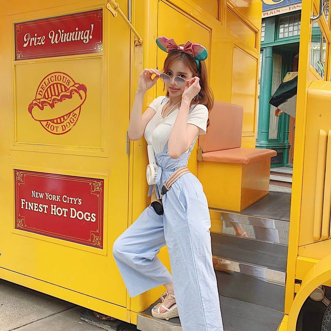 得あゆさんのインスタグラム写真 - (得あゆInstagram)「ホットドッグ🌭いかがですか？ #ケチャップは豪快にかけます #いっぱい食べる君が好き ・ ・ ・ ・ ・ ・ ・ ・ ・ ・ #ディズニー#ディズニーシー#ディズニーランド#夢の国#女子旅#東京#ガーリー#ディズニーコーデ#夏#夏休み#インスタ映え#カメラ女子#大人カジュアル#デート#写真#おやつ#ホットドッグ#ジャンクフード#ランチ#お昼ごはん#junkfood#hotdog#girly#disneysea#disneyland#disney#japanesegirl#tokyodisneysea」8月1日 15時17分 - tokuayu819