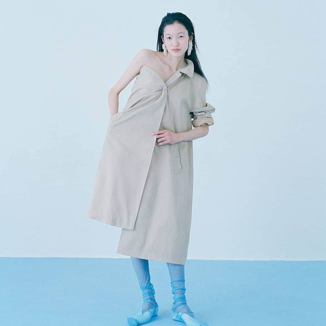 アースモデルスのインスタグラム：「#Repost @sickymag (@get_repost) ・・・ 'SWEET BLUE' shot by @masakisato_ for sickymag.com 💙 Model @hitomi__takara from #EarthModels wearing @togaarchives — Fashion @natsumi.ogasawara — Hair @kurushimahair — Make-Up @atsushikokawa  #editorial #fashion #woman #girl #model #beauty #online #sickymag #sickymagazine」