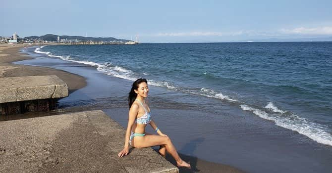 澤山璃奈さんのインスタグラム写真 - (澤山璃奈Instagram)「海大好きだから、 やっぱり水着持っていっちゃった👙💙 LIVEの後そのまま水着に着替えてメンバーのカナ @kana_h1227 と遊んだよ📸💕🌊 LIVE終わって水着で海直行出来るなんて最高の開放感💖🧜🏽‍♀️ #音霊 #otodama2019 #三浦海岸 #bikinigirl #bikinilover #氷の上のマーメイド」8月1日 15時25分 - rinasawayama