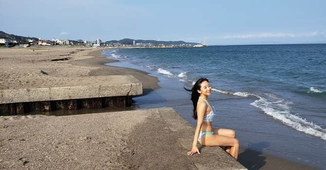 澤山璃奈さんのインスタグラム写真 - (澤山璃奈Instagram)「海大好きだから、 やっぱり水着持っていっちゃった👙💙 LIVEの後そのまま水着に着替えてメンバーのカナ @kana_h1227 と遊んだよ📸💕🌊 LIVE終わって水着で海直行出来るなんて最高の開放感💖🧜🏽‍♀️ #音霊 #otodama2019 #三浦海岸 #bikinigirl #bikinilover #氷の上のマーメイド」8月1日 15時25分 - rinasawayama