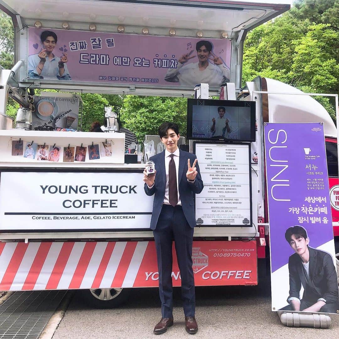 キム・ジェヨンのインスタグラム：「커피,핫도그 너무 고마워 아메리카노 꿀😍👍 #에테르니타. #시크릿부티크」