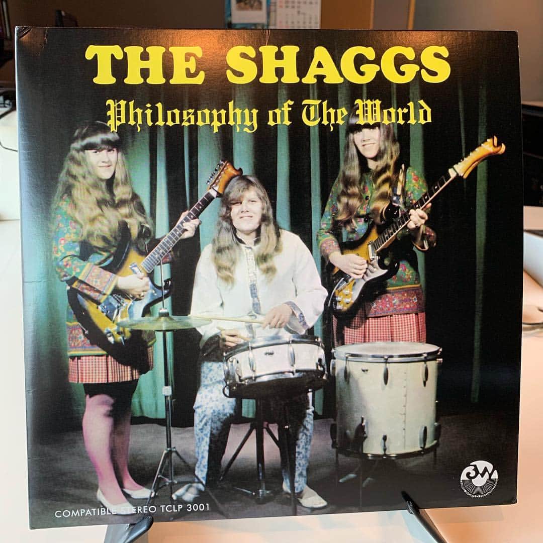 Ready Steady George!!さんのインスタグラム写真 - (Ready Steady George!!Instagram)「【今日のジャケ買い！】 スタッフがレコード店でついジャケ買いをしてしまったアルバムをご紹介！  今日紹介するのは1969年にリリースされた問題作！ The Shaggsの『Philosophy of the World』！ 音楽経験のほとんど無い三姉妹によって作られたアルバムでカート・コバーンがフェイバリット・アルバムの5位に選んだこともあります！  そしてRSG!!お馴染みのあのバンドのアルバムに・・・。 #ジョージとシャウラ #interfm897」8月1日 15時31分 - rsg897