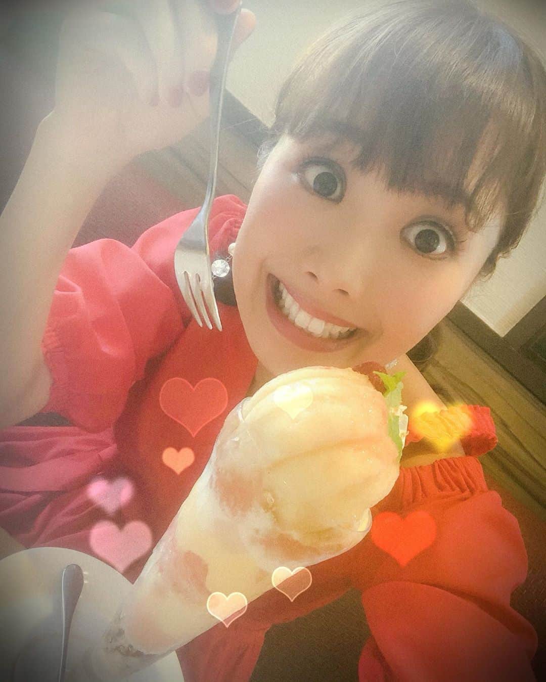 妃海風さんのインスタグラム写真 - (妃海風Instagram)「ふぅ！！ ひゃふぅ！！ 暑いねぇ🍧🍉🌻✨✨✨ . 桃のパフェ食べて！！！🍑 赤いお洋服でも着て！！🔥 暑いけど、夕方からも テンション上げて がんばろーねーっ😆🔥😆🔥😆 . #あつい #ももぱふぇ #気分あげてこ」8月1日 15時45分 - fuhinami_official