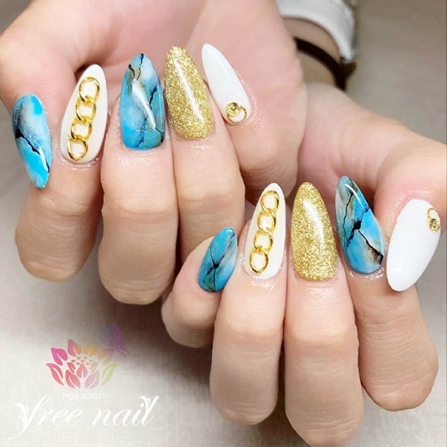 free nail フリーネイルのインスタグラム：「. お客様ネイル💅🏻🐠✨ . ターコイズ大理石ネイル💎💙✨ . ギラギラゴールドで夏ネイル🌞✨ . ⇨Swipe ☝︎☝︎☝︎⇨ ︎🎬✨ . ご来店ありがとうございました🙇🏻‍♀️🙇🏻‍♀️🙇🏻‍♀️💗 . #ネイル #フリーネイル #ネイルアート #ジェルネイル #ネイルサロン #大阪ネイルサロン #ネイルデザイン #ネイルチェンジ #大理石ネイル #ターコイズネイル #チェーンネイル #グリッターネイル #ブルーネイル #ホワイトネイル #ゴールドネイル #デザインネイル #シンプルネイル #トレンドネイル #大人ネイル #夏ネイル #美甲 #日式美甲 #summernails #nailsart #nailsalon #nailsdid #newnails #newnail #freenail」