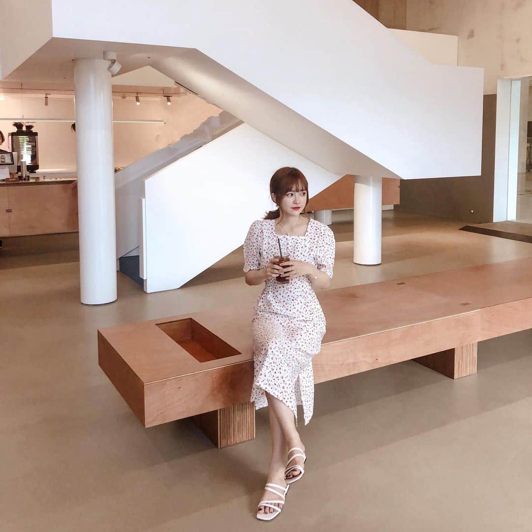 柯柯YELIZのインスタグラム：「大邱的咖啡廳也很美耶🥰 跟蕭查了好多個選不出哪個好 所以帶了三套衣服決定全都去🤣 #대구  #daegucoffee #大邱咖啡廳」