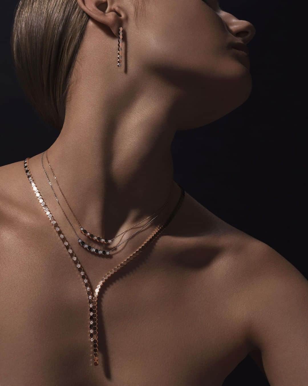 Chaumetさんのインスタグラム写真 - (ChaumetInstagram)「Bee My Love, the iconic Chaumet collection inspired by geometric nature, now with new necklace and earring variations. #Chaumet #GraceandCharacter #BeeMyLove」8月1日 16時00分 - chaumetofficial
