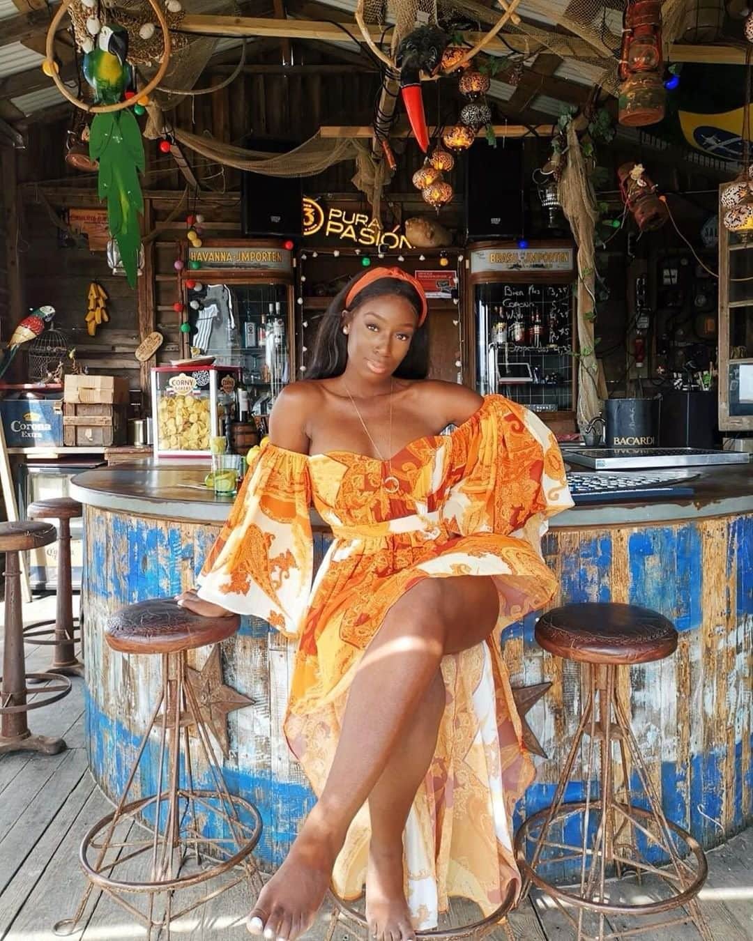アクセサライズのインスタグラム：「Proving summer is a feeling, not just a destination #Accessorizer @ashleejanelle brings the exotic to Amsterdam with our orange wide knot Alice head band. 🔍 Band - 7860677000 Tap the link in the bio to shop now.」