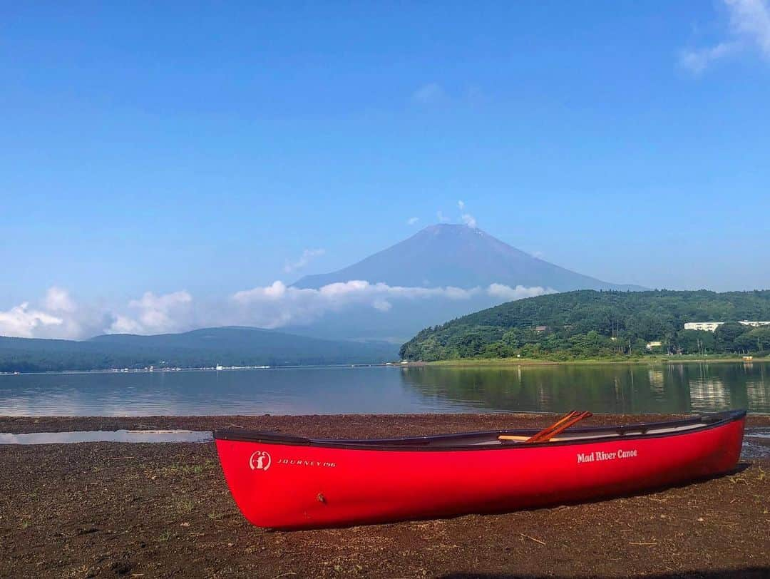 吉本大樹さんのインスタグラム写真 - (吉本大樹Instagram)「Great camp in front of Mt.Fuji🦆 now switch on for #SuperGT #Fuji500miles !! #LMcorsa 🔥  レースを前にでっかいキャンピングカー引っ張って富士山拝みながら贅沢キャンプ！お休み頂いて“ザ野郎キャンプ”を堪能させて頂きリラックスできました。 #AUTOVISION2000 さんいつもありがとうございます！🙏🏻 何気に @kamuikobayashi とキャンプは初でした。普段めっちゃキャンプの話するのに🥴  その後F4の走行時間に合わせて気持ちよくサーキットに向かったものの道中で競技ライセンスを大阪に忘れた事に気付き… そのまま大阪に取りに帰るという最悪のオチがついていたのが不要でした…😨 色々と無駄…😭🚅🕰💸 ダサい。アホすぎる🤦🏻‍♂️」8月1日 16時12分 - hiroyoshimoto