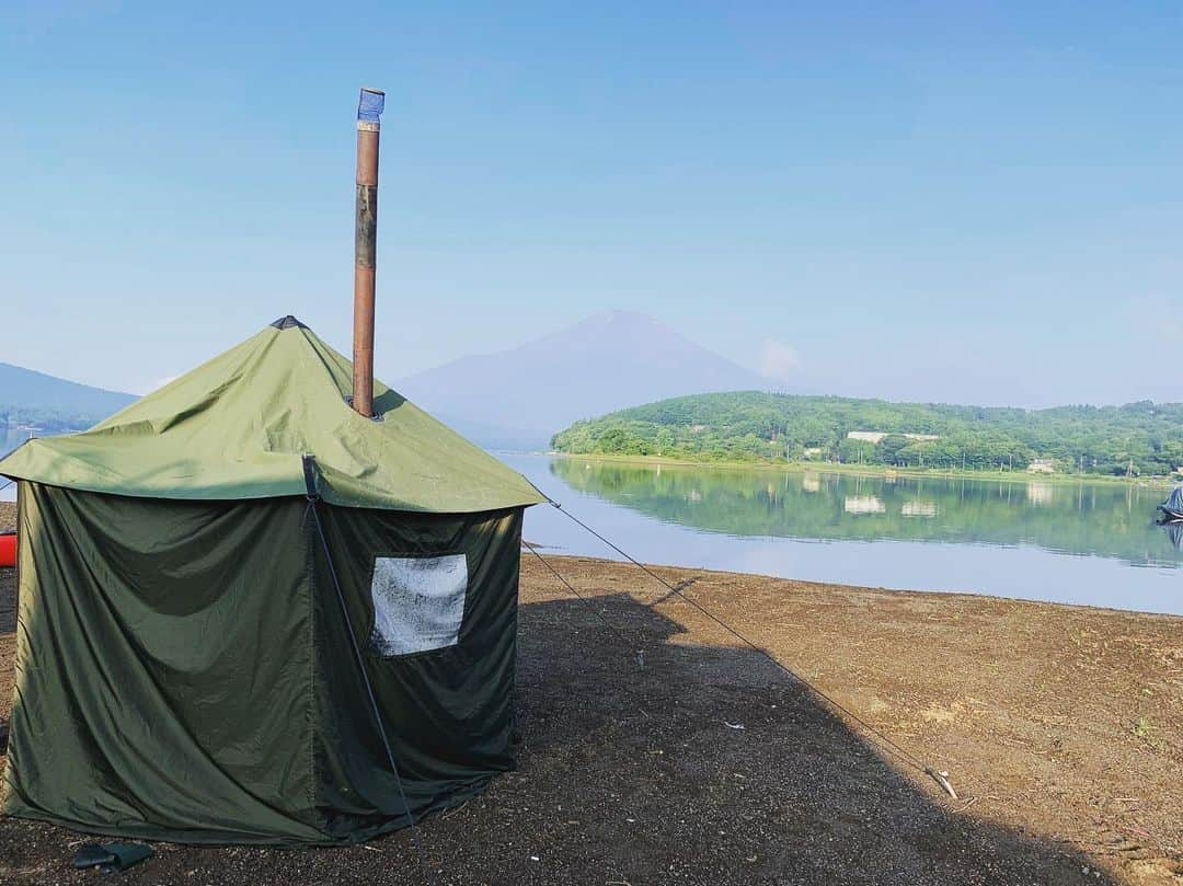 吉本大樹さんのインスタグラム写真 - (吉本大樹Instagram)「Great camp in front of Mt.Fuji🦆 now switch on for #SuperGT #Fuji500miles !! #LMcorsa 🔥  レースを前にでっかいキャンピングカー引っ張って富士山拝みながら贅沢キャンプ！お休み頂いて“ザ野郎キャンプ”を堪能させて頂きリラックスできました。 #AUTOVISION2000 さんいつもありがとうございます！🙏🏻 何気に @kamuikobayashi とキャンプは初でした。普段めっちゃキャンプの話するのに🥴  その後F4の走行時間に合わせて気持ちよくサーキットに向かったものの道中で競技ライセンスを大阪に忘れた事に気付き… そのまま大阪に取りに帰るという最悪のオチがついていたのが不要でした…😨 色々と無駄…😭🚅🕰💸 ダサい。アホすぎる🤦🏻‍♂️」8月1日 16時12分 - hiroyoshimoto