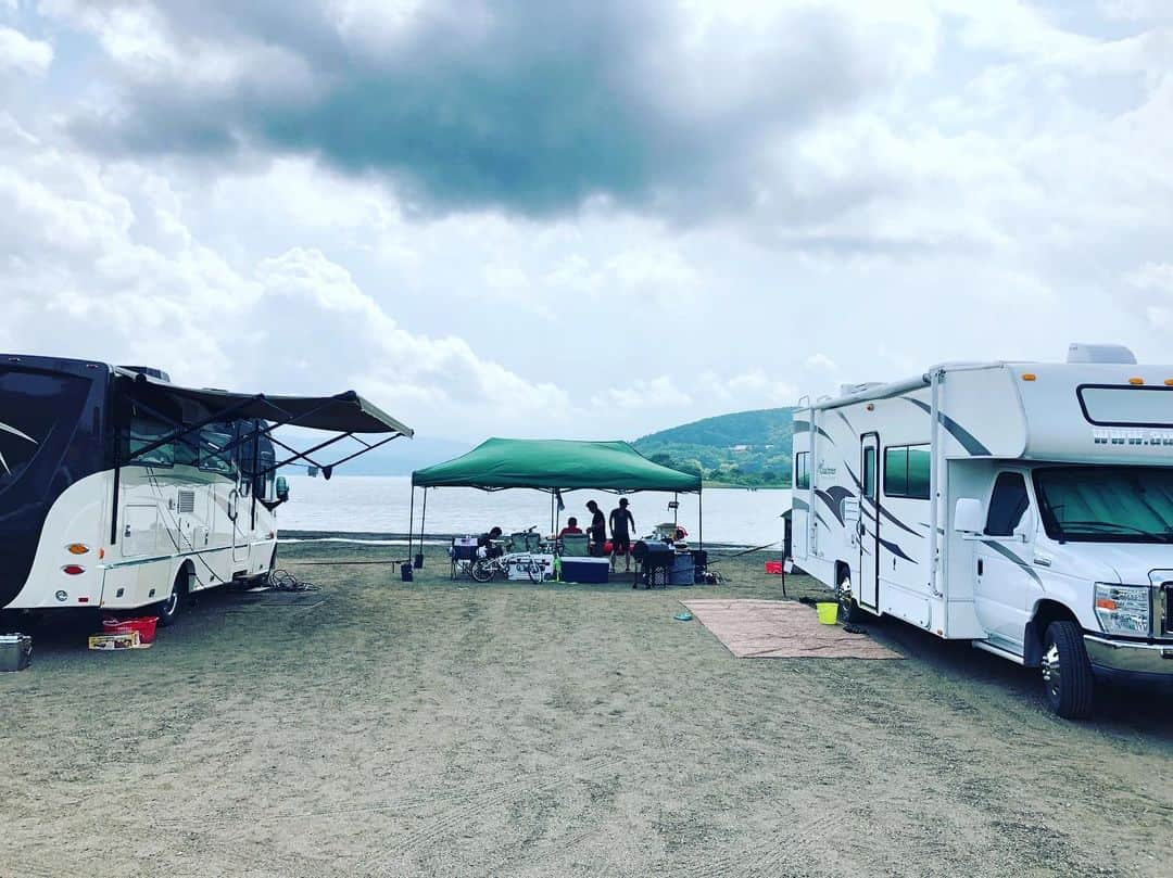 吉本大樹さんのインスタグラム写真 - (吉本大樹Instagram)「Great camp in front of Mt.Fuji🦆 now switch on for #SuperGT #Fuji500miles !! #LMcorsa 🔥  レースを前にでっかいキャンピングカー引っ張って富士山拝みながら贅沢キャンプ！お休み頂いて“ザ野郎キャンプ”を堪能させて頂きリラックスできました。 #AUTOVISION2000 さんいつもありがとうございます！🙏🏻 何気に @kamuikobayashi とキャンプは初でした。普段めっちゃキャンプの話するのに🥴  その後F4の走行時間に合わせて気持ちよくサーキットに向かったものの道中で競技ライセンスを大阪に忘れた事に気付き… そのまま大阪に取りに帰るという最悪のオチがついていたのが不要でした…😨 色々と無駄…😭🚅🕰💸 ダサい。アホすぎる🤦🏻‍♂️」8月1日 16時12分 - hiroyoshimoto