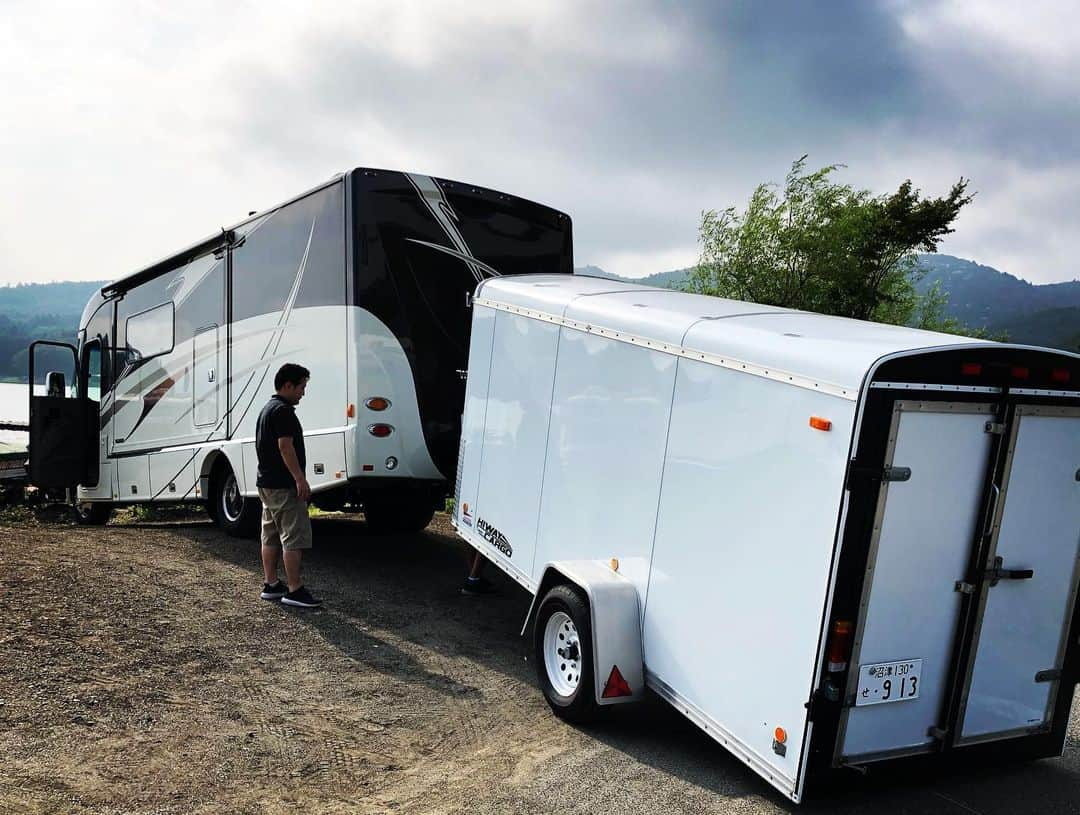 吉本大樹さんのインスタグラム写真 - (吉本大樹Instagram)「Great camp in front of Mt.Fuji🦆 now switch on for #SuperGT #Fuji500miles !! #LMcorsa 🔥  レースを前にでっかいキャンピングカー引っ張って富士山拝みながら贅沢キャンプ！お休み頂いて“ザ野郎キャンプ”を堪能させて頂きリラックスできました。 #AUTOVISION2000 さんいつもありがとうございます！🙏🏻 何気に @kamuikobayashi とキャンプは初でした。普段めっちゃキャンプの話するのに🥴  その後F4の走行時間に合わせて気持ちよくサーキットに向かったものの道中で競技ライセンスを大阪に忘れた事に気付き… そのまま大阪に取りに帰るという最悪のオチがついていたのが不要でした…😨 色々と無駄…😭🚅🕰💸 ダサい。アホすぎる🤦🏻‍♂️」8月1日 16時12分 - hiroyoshimoto