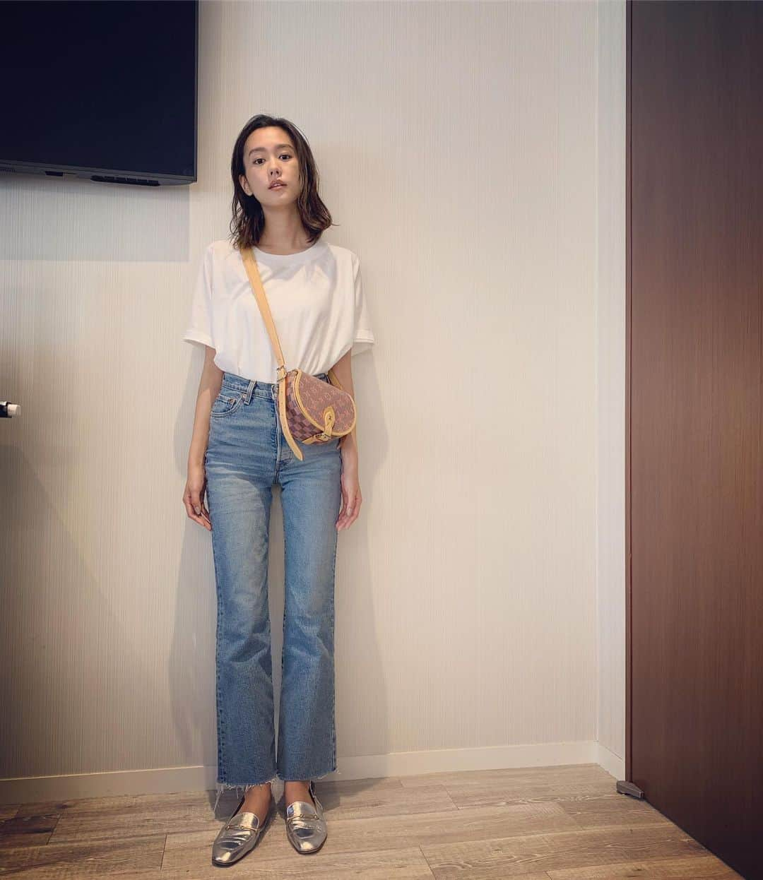 桐谷美玲さんのインスタグラム写真 - (桐谷美玲Instagram)「白T×デニムの究極シンプルな今日👖 バッグかわい🥰 8/4までLOUIS VUITTONのPOPUPストアをGINZA6でやってるらしい。見に行かねば🤔 #louisvuitton #lvpop」8月1日 16時04分 - mirei_kiritani_