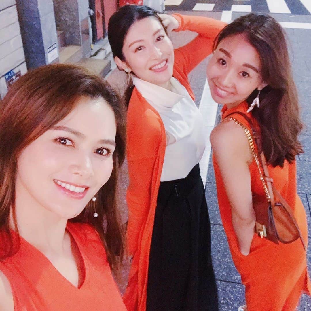 のインスタグラム：「ドレスコード：オレンジ🧡 ではなかったです。単純にみんな派手なだけだった😂💕💕 いくつになっても好きな色着たい✨ ・ #ドレスコード #オレンジ #綺麗な色好き」