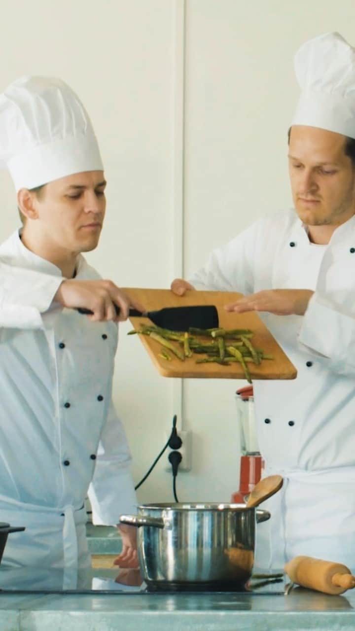 のインスタグラム：「No clue what to have for dinner tonight? Check out the @mrbeltandwezol Cooking Show for some inspiration! 👨🏻‍🍳 / 'Do It For Love' (feat. @sandernijbroek)」