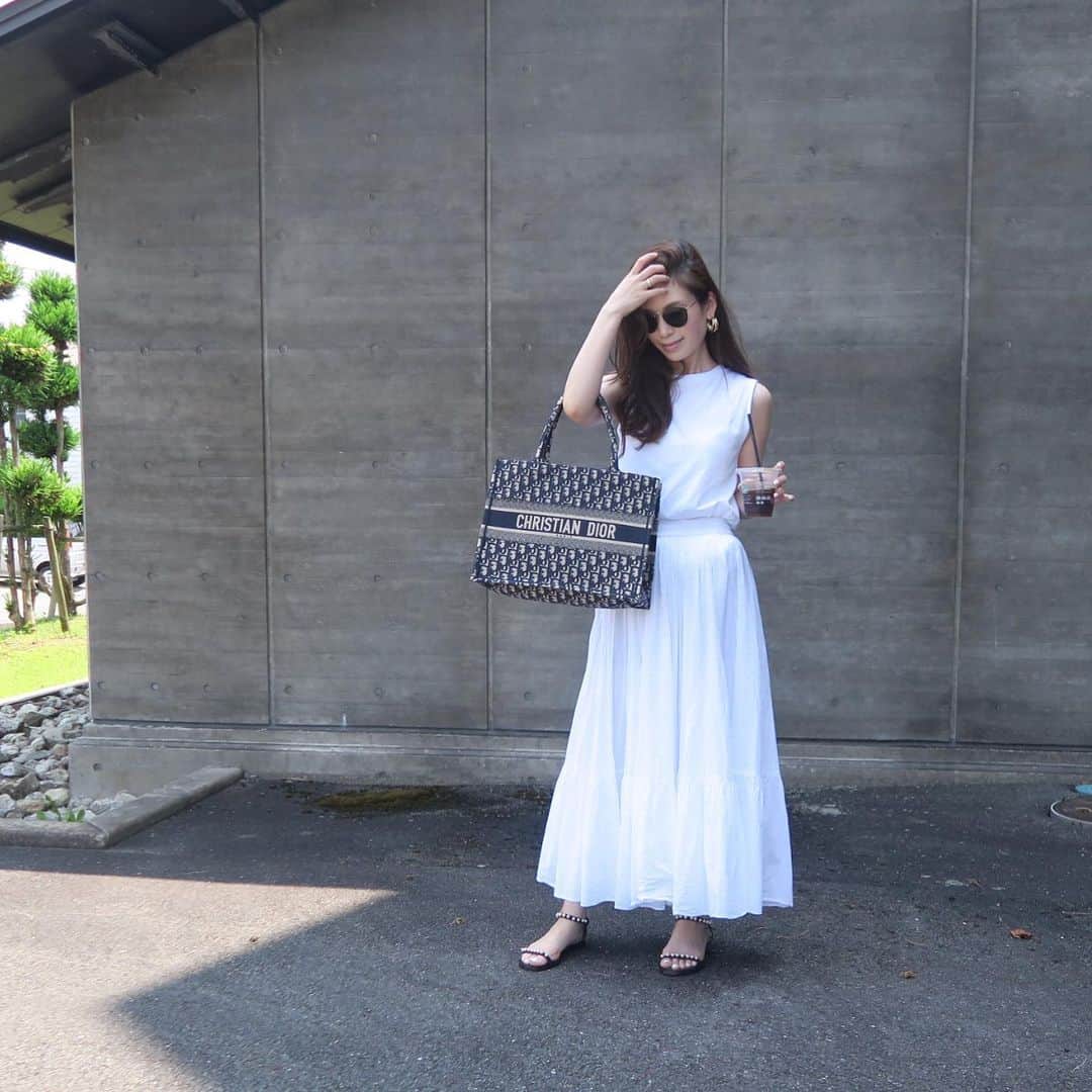 yuukii.iさんのインスタグラム写真 - (yuukii.iInstagram)「. . 暑すぎて毎日ワンピかフレアスカート😆💦 .  Tshirt @cen.___jp  skirt @unitedarrows_official  shoes @tsurubymarikooikawa  bag @dior」8月1日 16時15分 - yuukii.i