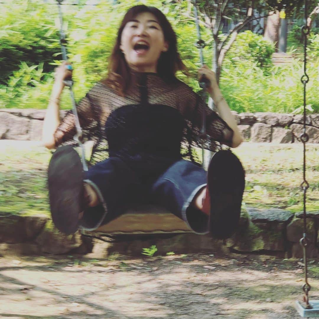 阿部洋子さんのインスタグラム写真 - (阿部洋子Instagram)「🦓 本日、ロケ！ 墨田区に来ています～ 公園でしばし休憩。 童心に戻ってみました。 たのしかったー！ ブランコやばし！ だんだん酔うよね、ブランコ。 2枚目の写真の奥！ そして、4枚目💦 * * * #jfn  #うたいろradio  #ロケ #いきものがかり  #吉岡聖恵 さんもブランコ乗ったよ～」8月1日 16時16分 - hirocoring