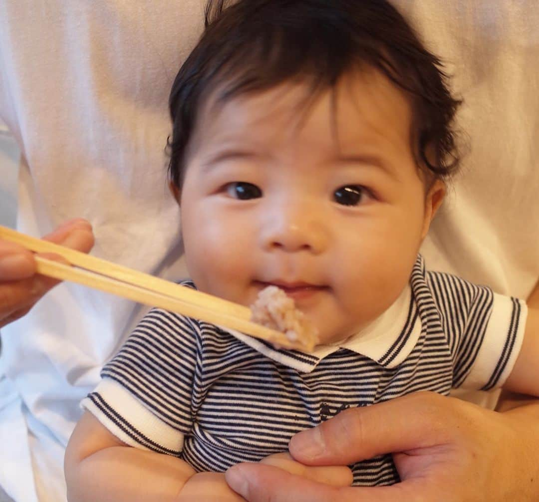 鈴木サチさんのインスタグラム写真 - (鈴木サチInstagram)「先日 次男のお食い初めをしました。  次男は食べ物に興味津々😘  されるがままの次男が可愛い過ぎてみんな終始笑いっぱなしで、無事に終了。  とにかく健康に育ってくれる事を心から祈ってます！！ #mama #まま #mother #model #kids #baby #family #次男 #3ヶ月 #お食い初め #petitbateau #プチバトー #lecreuset  #ルクレーゼ #tokyo #東京 #japan」8月1日 16時23分 - sachi_suzuki