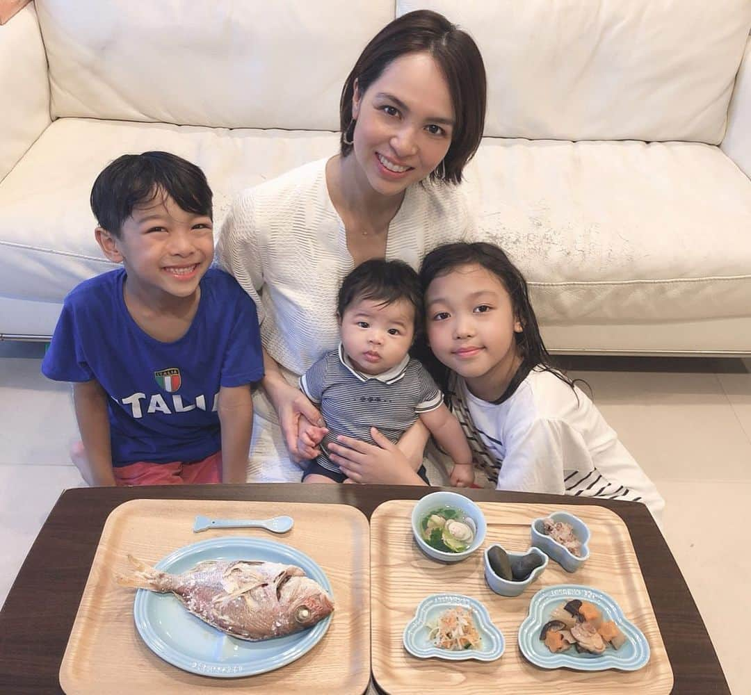 鈴木サチさんのインスタグラム写真 - (鈴木サチInstagram)「先日 次男のお食い初めをしました。  次男は食べ物に興味津々😘  されるがままの次男が可愛い過ぎてみんな終始笑いっぱなしで、無事に終了。  とにかく健康に育ってくれる事を心から祈ってます！！ #mama #まま #mother #model #kids #baby #family #次男 #3ヶ月 #お食い初め #petitbateau #プチバトー #lecreuset  #ルクレーゼ #tokyo #東京 #japan」8月1日 16時23分 - sachi_suzuki