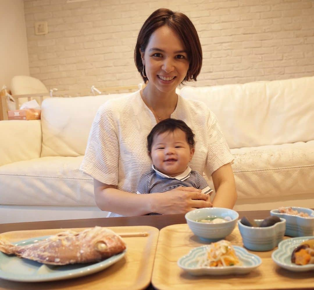 鈴木サチさんのインスタグラム写真 - (鈴木サチInstagram)「先日 次男のお食い初めをしました。  次男は食べ物に興味津々😘  されるがままの次男が可愛い過ぎてみんな終始笑いっぱなしで、無事に終了。  とにかく健康に育ってくれる事を心から祈ってます！！ #mama #まま #mother #model #kids #baby #family #次男 #3ヶ月 #お食い初め #petitbateau #プチバトー #lecreuset  #ルクレーゼ #tokyo #東京 #japan」8月1日 16時23分 - sachi_suzuki