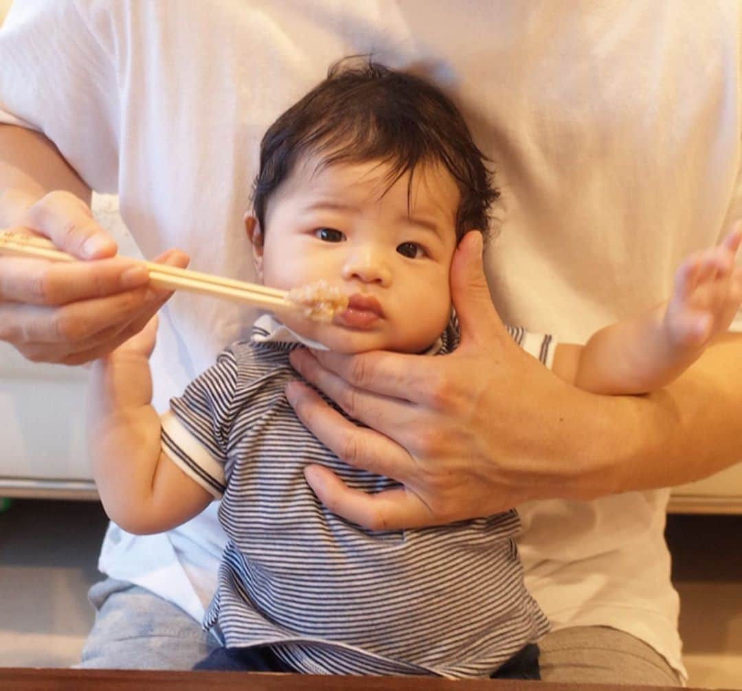 鈴木サチさんのインスタグラム写真 - (鈴木サチInstagram)「先日 次男のお食い初めをしました。  次男は食べ物に興味津々😘  されるがままの次男が可愛い過ぎてみんな終始笑いっぱなしで、無事に終了。  とにかく健康に育ってくれる事を心から祈ってます！！ #mama #まま #mother #model #kids #baby #family #次男 #3ヶ月 #お食い初め #petitbateau #プチバトー #lecreuset  #ルクレーゼ #tokyo #東京 #japan」8月1日 16時23分 - sachi_suzuki