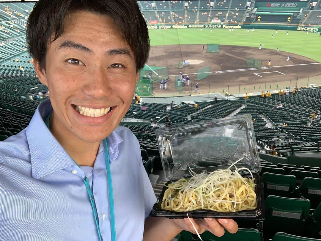 三ツ廣政輝さんのインスタグラム写真 - (三ツ廣政輝Instagram)「‪今日は甲子園で実況研修！なんと今日の先発は今季初登板の藤浪投手😳‬頑張ってほしい…！ ‪ということで、豪腕唸る藤浪投手の塩カルビ焼きそばを研修前に食べました！‬ ‪暑さに負けず、わたしも今季にラジオ実況デビューできるよう全力で練習してきます！‬ ‪#甲子園 #藤浪晋太郎 #毎日放送 #わたし黒すぎません？ ‬」8月1日 16時38分 - masaki_mitsuhiro