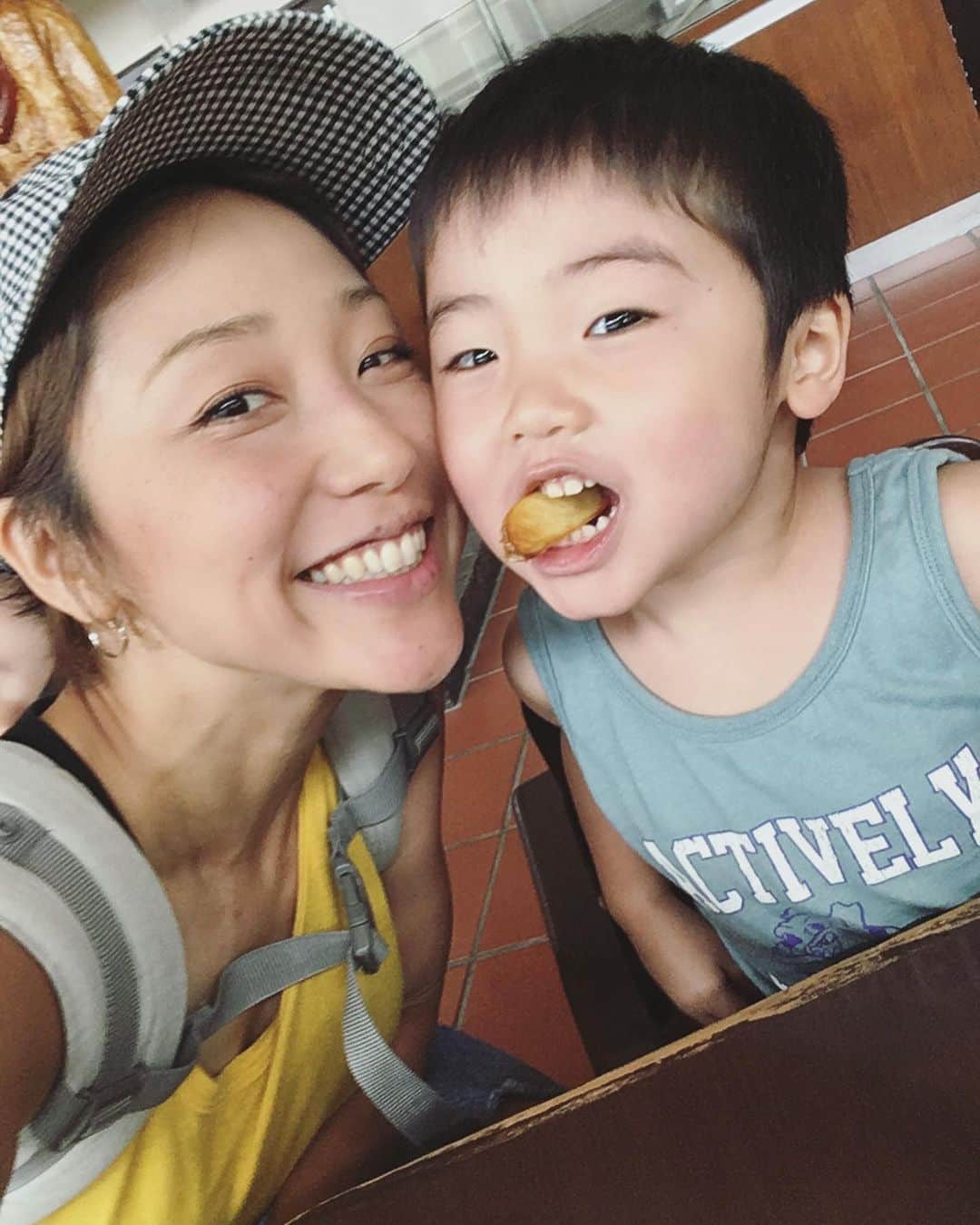 藍のインスタグラム：「愛しの虎ち。 今日で3歳だ😊  まだ3年、まだ3歳やけど振り返ると胸いっぱい🥺  こんなに想ってもらえる存在、他にないから、もっともっと優しい母ちゃんにならないとや。 毎日怒ってばっかでごめんね😞  こどもみたいな母親やけどこれからもたくさん笑ってもらえるように頑張るから、 大っきくなってもぎゅーてしてね🙄❤️ 今日は大好きなプラレールの京浜東北線をゲット👍 はやぶさとかドクターイエロー欲しがらんでなぜかローカルな電車やJR線ばかりを好む。  毎日電車と寝ます🚃😴 昨日は常磐線。 今日は京浜東北線やろね。よかったね☺️ お誕生日おめでとう🎂」