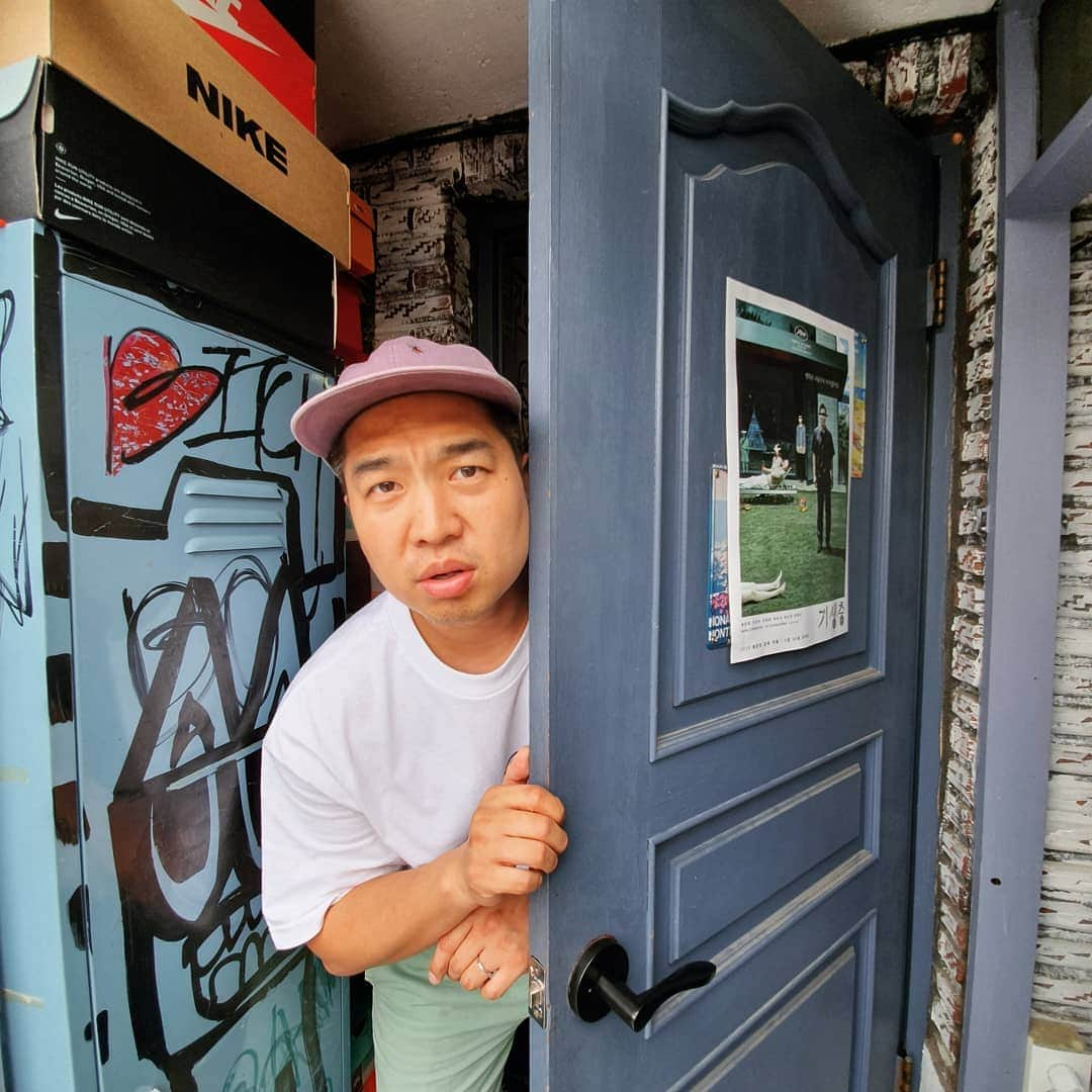 ショリさんのインスタグラム写真 - (ショリInstagram)「#기생충  전시회를 다녀왔다 예전부터 작업실로 써오던 곳을 성공한후에 전시회장로 쓴다니 얼마나 뿌듯하고 감회가 새로울까 장가도 잘가고 성공한 남자 #후니훈 #정재훈 미국전시도 대박나세요!! 여러분들도 시간되신다면 꼭 가보시길 시원한 음료수와 함께하는 #뷰 가 아주 죽~~여줍니다 뷰사진은 #개인소장  #금남시장 #금호동 이 한눈에❤ @zi_be_zi #쇼리 #movie #exhibition #parasite #문화생활」8月1日 16時31分 - shorrymm