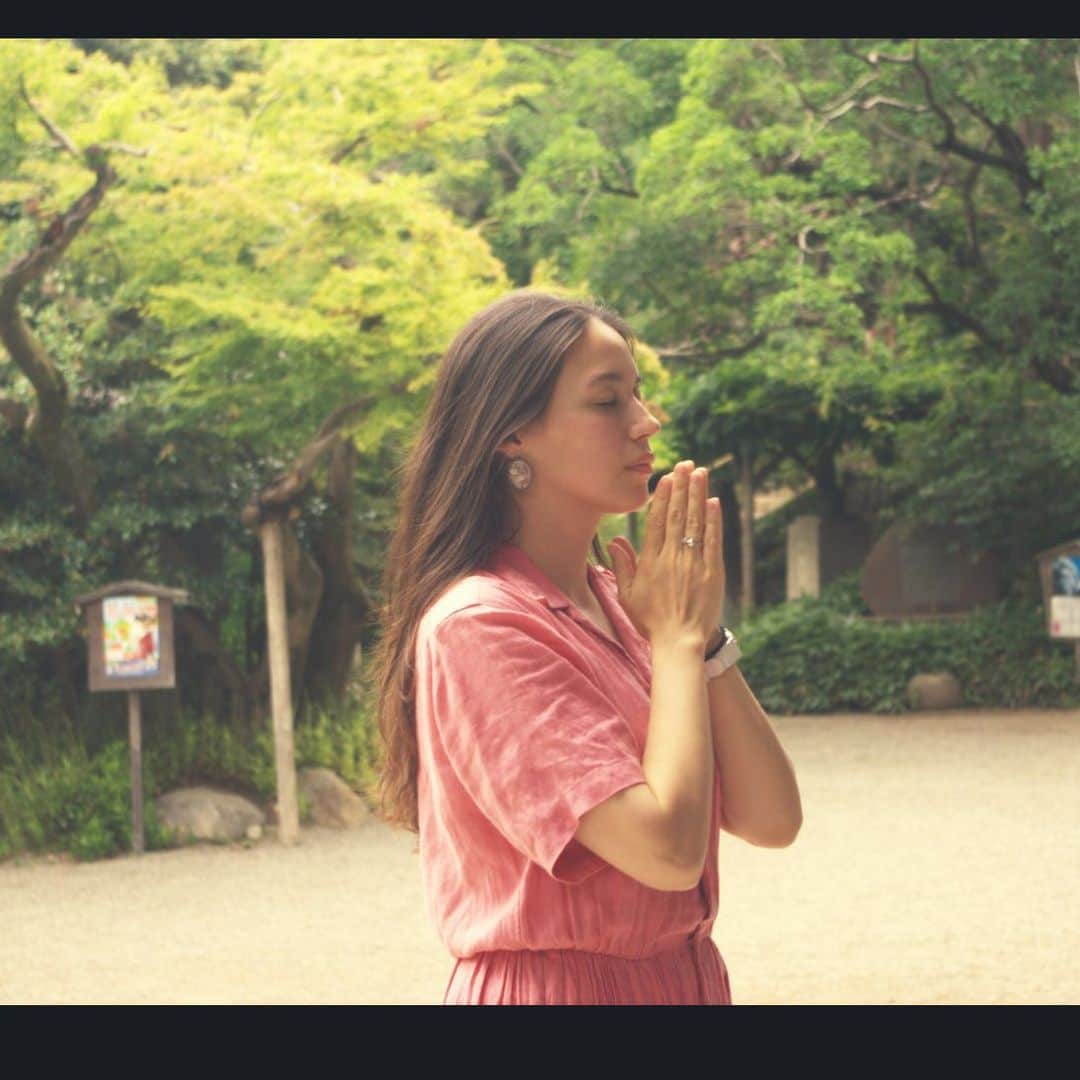 のインスタグラム：「8月1日  8月は特別に感じる日が多い。 とくに平和。  今日は新月だってさ。  できるだけ新月と満月は 意識して生活しています。  女の子は意識すると身体の調整もしやすいんだって。実際そうだと思う。今日の夜はプチ断食しようと思います🌑🌙といっても、親知らずが水平より少し下向きで埋没してたのを抜いてまだ3日目だから普通のご飯食べづらいってのもあるんだけど🤣  新月はスタート、デトックス  満月はゴール、吸収  こっから満月まではインプット、満月🌕になったら新月まではアウトプットみたいな勉強方法とりいれてみます✌️ 今年の8月は学ぶことがたくさんあるのです！🥺💗 お知らせしても良いよって言われたけど、もう少し形になったあとで報告します🤣🤣 . . . . #祈り  #神社  #神道  #緑 #日本  #多神教  #みんな幸せになればいい  #新月  #moon🌙」