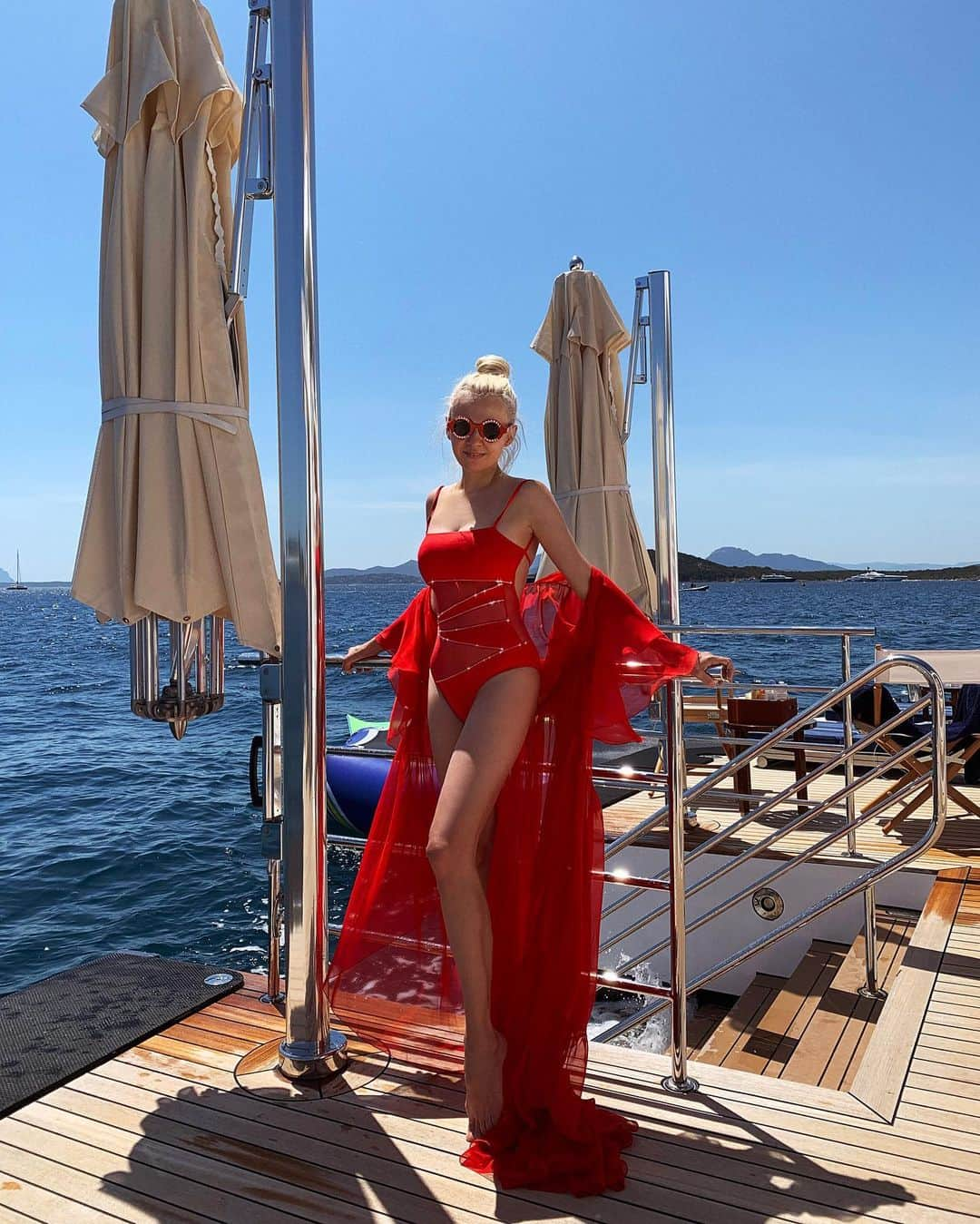 ヤナ・ルドコフスカヤさんのインスタグラム写真 - (ヤナ・ルドコフスカヤInstagram)「Porto Cervo 💦 Вчера про бренд моей подруги Наты @natayakim - @natayakimbeachclub , который я очень люблю написал : @voguebrasil , @vogueparis и @vogueitalia - горжусь ! А ведь 5 лет назад только все начиналось на моих глазах ! Ну и конечно #цветнастроениякрасный от @natayakimbeachclub ! ❤️」8月1日 16時34分 - rudkovskayaofficial