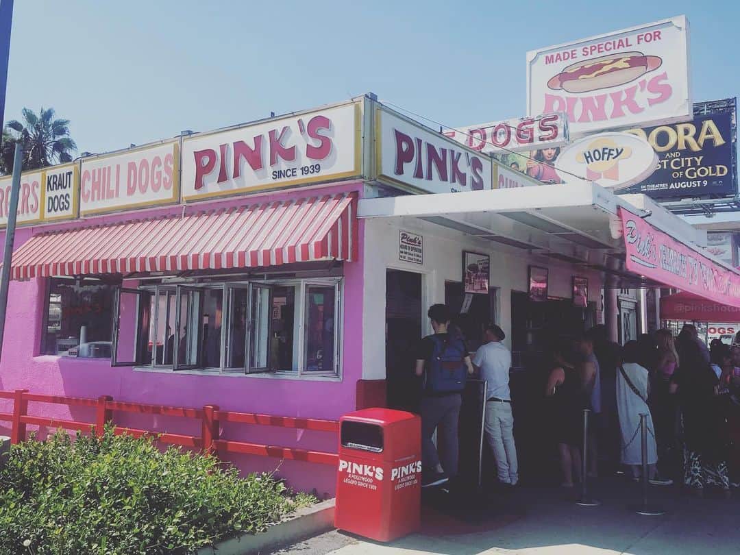 石川龍さんのインスタグラム写真 - (石川龍Instagram)「ロサンゼルスで乗り継いで、ラスベガスに到着です。 トランジットを利用して、79年続くホットドッグ🌭の有名店『PINK'S』に寄り道。超絶ワイルドなホットドッグ、美味でした。 #pinkshotdogs #losangeles #lasvegas」8月1日 16時35分 - slow_night