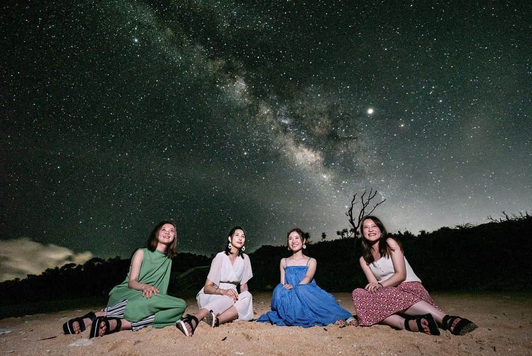 下京慶子さんのインスタグラム写真 - (下京慶子Instagram)「🌠 ホテルスタッフの方がトケイ浜で素敵な写真を撮ってくださいました。 一生の思い出😢 (私のワンピースが透けて宇宙人風になったのは内緒。) #天の川 #天体写真 #古宇利島」8月1日 16時37分 - keiko_shimokyo