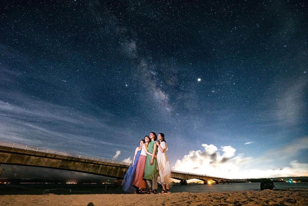 下京慶子のインスタグラム：「🌠 ホテルスタッフの方がトケイ浜で素敵な写真を撮ってくださいました。 一生の思い出😢 (私のワンピースが透けて宇宙人風になったのは内緒。) #天の川 #天体写真 #古宇利島」
