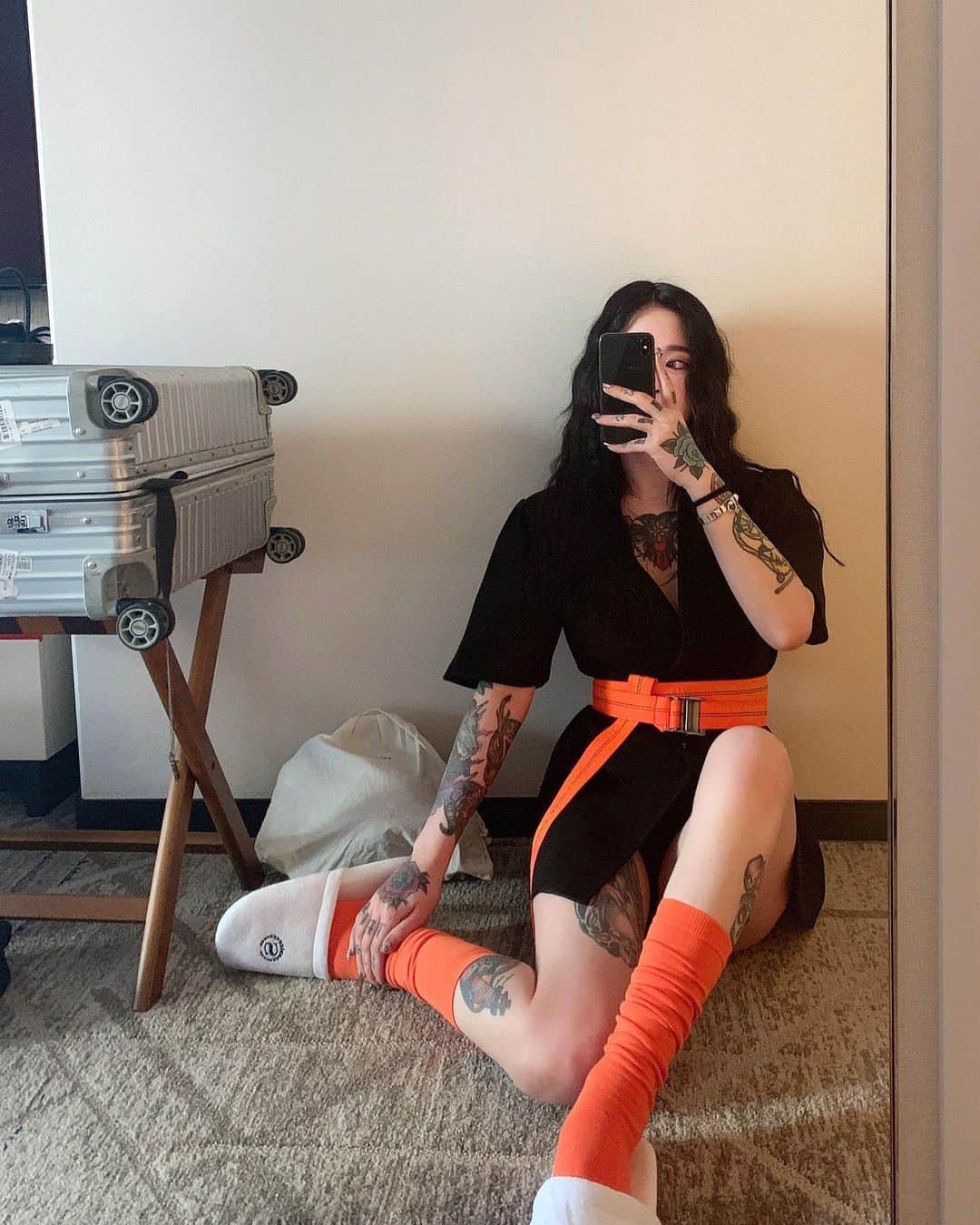 Abby Chenのインスタグラム：「Tokyo 🧡 想說染深點結果變黑髮...🥴😂」