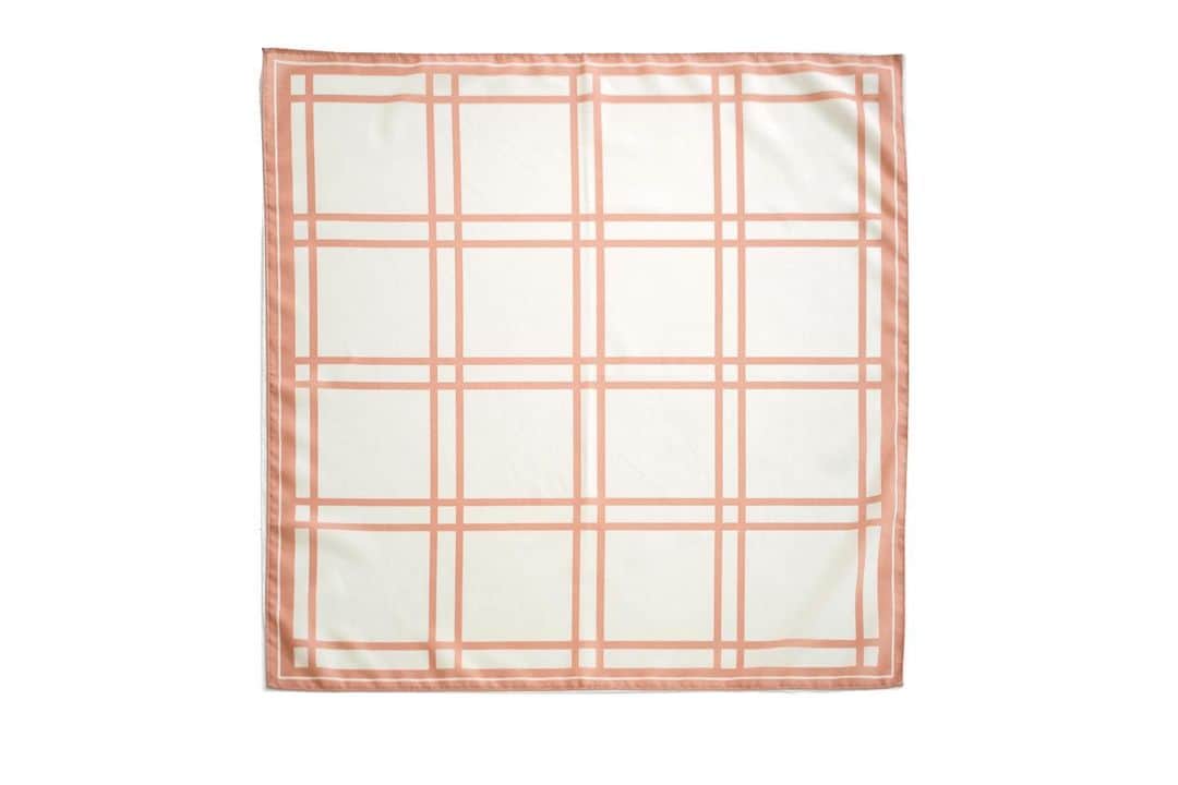 小谷実由さんのインスタグラム写真 - (小谷実由Instagram)「moderni 02 奈良 奈良に初めて訪れたときに出会った格子縞。ゆっくりとその線たちが交わるように、私と場所が交わっていった思い出を織り込んで。  quality: polyester 100% size: 52cm×52cm  #moderni_scarf」8月1日 16時39分 - omiyuno