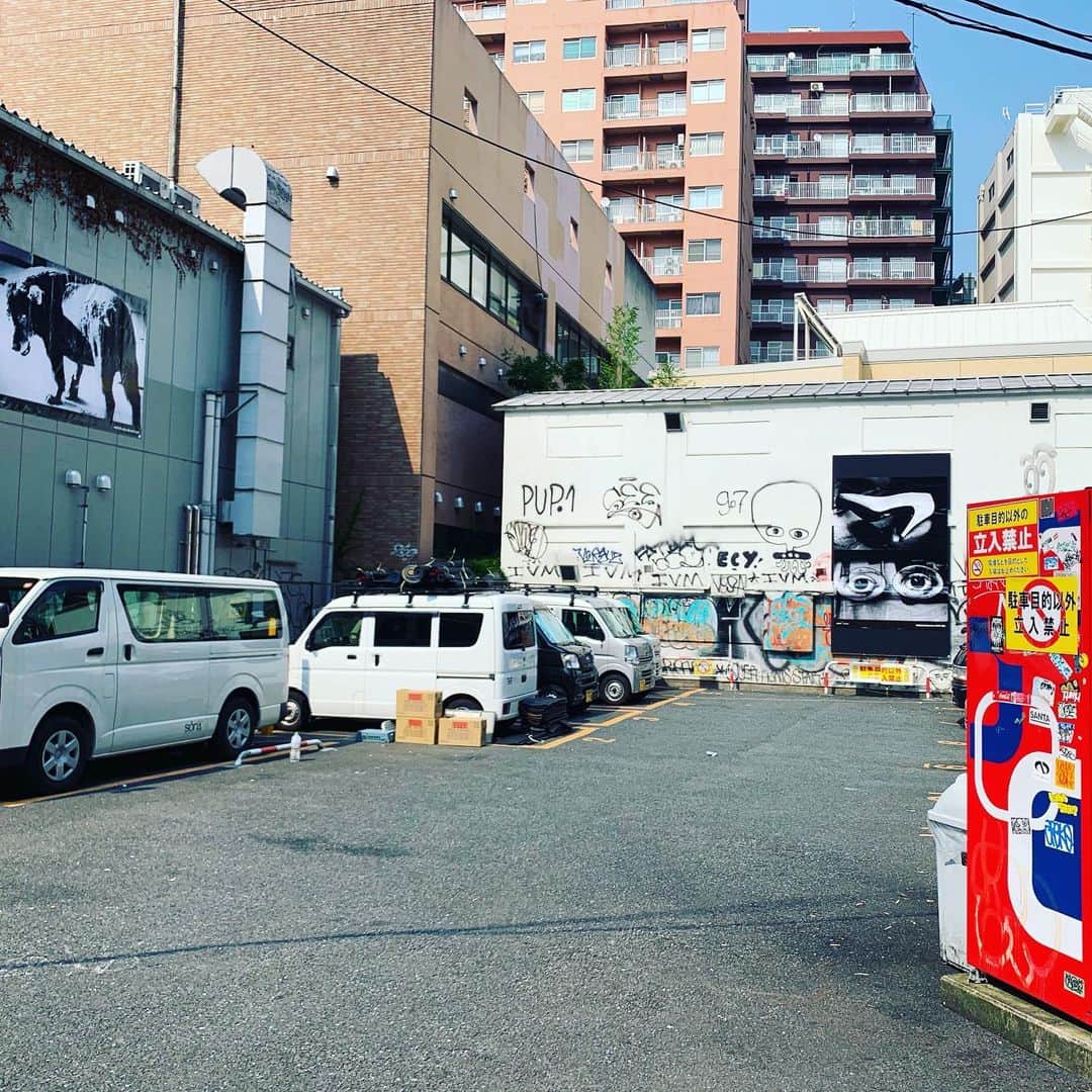 林信行さんのインスタグラム写真 - (林信行Instagram)「渋谷の街が巨大な写真展の会場になります。 安藤忠雄が作った東急渋谷駅。東横線からヒカリエに抜ける2つの改札の真下、資材置き場だった空間。しぶちかからQ-FRONTに抜ける通り、Bunkamuraのある東急本店向かいの駐車場周辺。 さらには公園通りにできた渋谷MODIのSONYのスペースなどで「 #SHIBUYA森山大道 / NEXT GEN 」という写真展が始まりました。 東横線駅構内の展示「UNDERGROUND」は明々後日の4日(日)まで。 駅構内にこんなスペースがあって、こんな可能性があったのか、とちょっとビックリしました。記念入場券も販売されてるので東横線以外の人も是非！ 落書きなどで未活用になっていた100箇所の壁面の一部を使った展覧会「STREET」は8/15まで。 目の前を通りかかって「なんだ、これは？」という衝撃を受けてもらうのにはいいけれど、わざわざ全部回ろうとすると3時間コースでなかなか夏向きではない感じ。 でも、「え？Q-FRONT地下入り口の横にこんな通路あったんだ！」とか、東急本店からちょっと奥渋にむかうこんなところも東急だったのかと驚かされます。 街に染み渡る展覧会。こんなステキな展覧会をスポンサーしつつも、あまり、大々的に社名出さずに静かにサポートしているSONYさんもなかなか粋でステキです！」8月1日 16時43分 - nobihaya