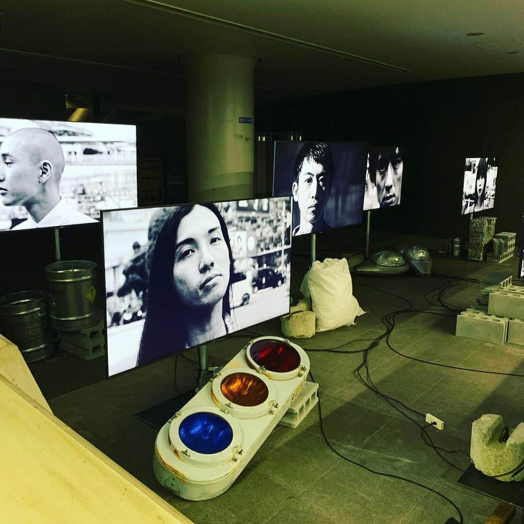 林信行のインスタグラム：「渋谷の街が巨大な写真展の会場になります。 安藤忠雄が作った東急渋谷駅。東横線からヒカリエに抜ける2つの改札の真下、資材置き場だった空間。しぶちかからQ-FRONTに抜ける通り、Bunkamuraのある東急本店向かいの駐車場周辺。 さらには公園通りにできた渋谷MODIのSONYのスペースなどで「 #SHIBUYA森山大道 / NEXT GEN 」という写真展が始まりました。 東横線駅構内の展示「UNDERGROUND」は明々後日の4日(日)まで。 駅構内にこんなスペースがあって、こんな可能性があったのか、とちょっとビックリしました。記念入場券も販売されてるので東横線以外の人も是非！ 落書きなどで未活用になっていた100箇所の壁面の一部を使った展覧会「STREET」は8/15まで。 目の前を通りかかって「なんだ、これは？」という衝撃を受けてもらうのにはいいけれど、わざわざ全部回ろうとすると3時間コースでなかなか夏向きではない感じ。 でも、「え？Q-FRONT地下入り口の横にこんな通路あったんだ！」とか、東急本店からちょっと奥渋にむかうこんなところも東急だったのかと驚かされます。 街に染み渡る展覧会。こんなステキな展覧会をスポンサーしつつも、あまり、大々的に社名出さずに静かにサポートしているSONYさんもなかなか粋でステキです！」